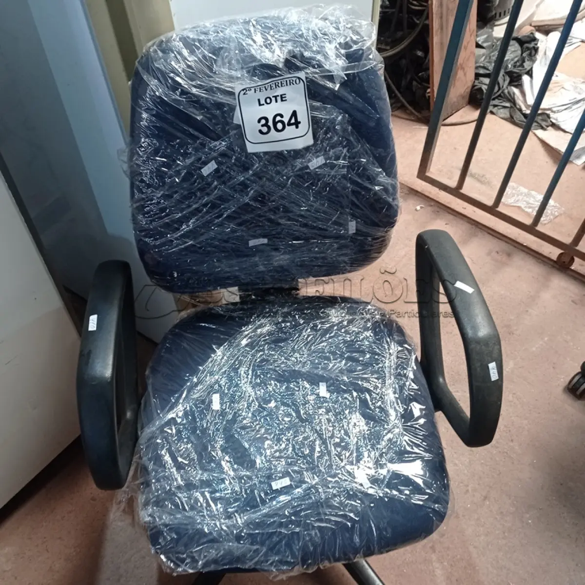 LOTE 364 -  01 CADEIRA GIRATÓRIA PARA ESCRITÓRIO. (NO ESTADO) ATENÇÃO! FAZER A VISITAÇÃO ANTES DE ARREMATAR, NÃO SABEMOS SE FUNCIONA. LEILÃO NÃO TEM GARANTIA E NEM DEVOLUÇÃO, SUJEITO A POSSÍVEIS AVARIAS VISÍVEIS/OCULTAS E/OU AUSÊNCIA DE COMPONENTES.