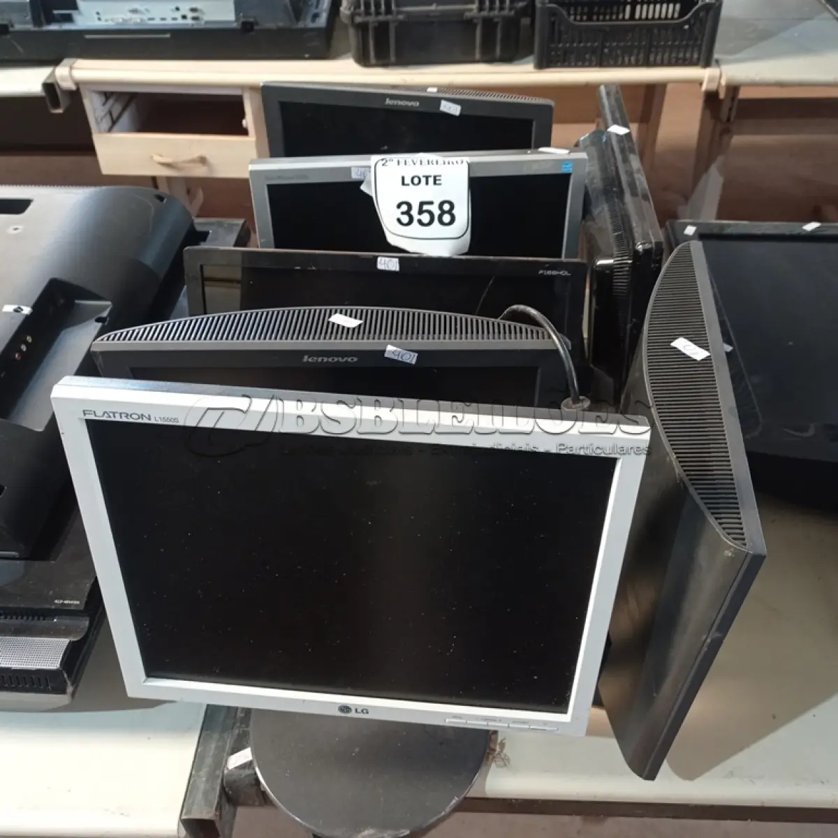 LOTE 358 - 07 MONITORES LCD MARCAS E MODELOS DIVERSOS. (NO ESTADO) ATENÇÃO! FAZER A VISITAÇÃO ANTES DE ARREMATAR, NÃO SABEMOS SE FUNCIONA. LEILÃO NÃO TEM GARANTIA E NEM DEVOLUÇÃO, SUJEITO A POSSÍVEIS AVARIAS VISÍVEIS/OCULTAS E/OU AUSÊNCIA DE COMPONENTES.