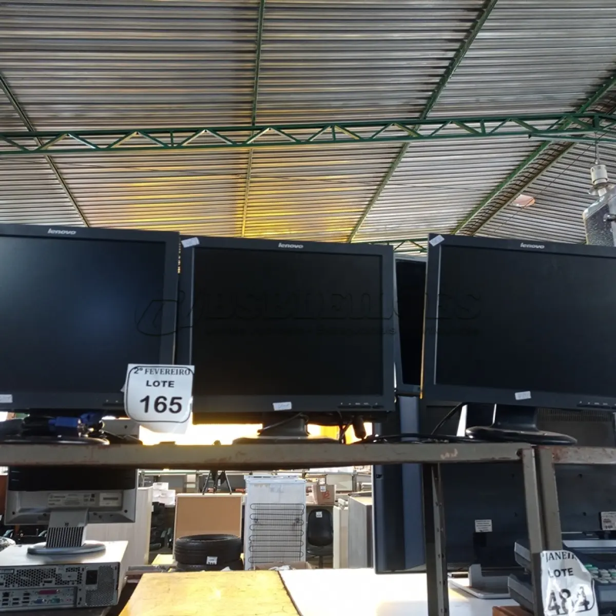 LOTE 165 - 08 MONITORES LCD MARCAS E MODELOS DIVERSOS. (NO ESTADO) ATENÇÃO! FAZER A VISITAÇÃO ANTES DE ARREMATAR, NÃO SABEMOS SE FUNCIONA. LEILÃO NÃO TEM GARANTIA E NEM DEVOLUÇÃO, SUJEITO A POSSÍVEIS AVARIAS VISÍVEIS/OCULTAS E/OU AUSÊNCIA DE COMPONENTES.