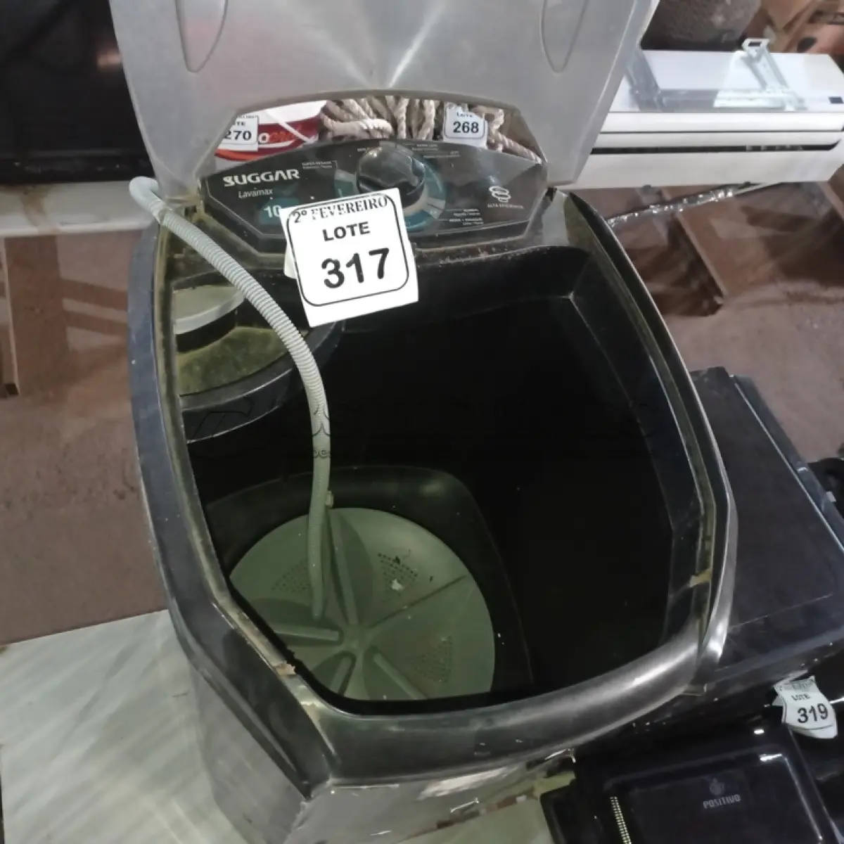 LOTE 317 - 01 TANQUINHO 10KG MARCA SUGGAR. (NO ESTADO) ATENÇÃO! FAZER A VISITAÇÃO ANTES DE ARREMATAR, NÃO SABEMOS SE FUNCIONA. LEILÃO NÃO TEM GARANTIA E NEM DEVOLUÇÃO, SUJEITO A POSSÍVEIS AVARIAS VISÍVEIS/OCULTAS E/OU AUSÊNCIA DE COMPONENTES.