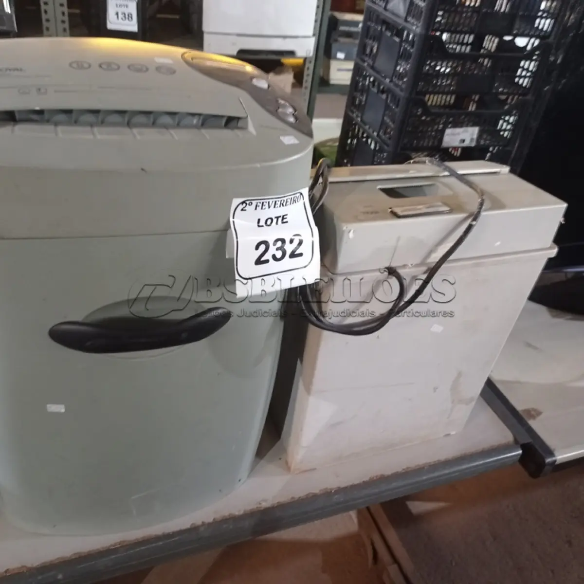 LOTE 232 - 02 FRAGMENTADORAS DE PAPEL MARCAS ROYAL E IDEAL (NO ESTADO) ATENÇÃO! FAZER A VISITAÇÃO ANTES DE ARREMATAR, NÃO SABEMOS SE FUNCIONA. LEILÃO NÃO TEM GARANTIA E NEM DEVOLUÇÃO, SUJEITO A POSSÍVEIS AVARIAS VISÍVEIS/OCULTAS E/OU AUSÊNCIA DE COMPONENTES.