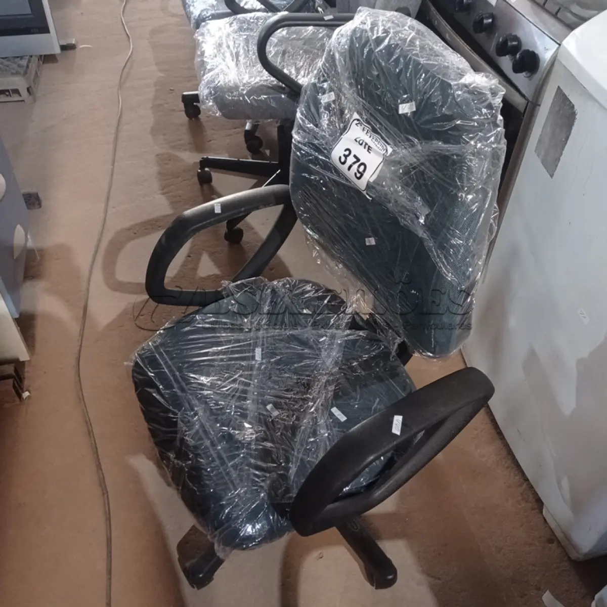LOTE 379 -  01 CADEIRA GIRATÓRIA PARA ESCRITÓRIO. (NO ESTADO) ATENÇÃO! FAZER A VISITAÇÃO ANTES DE ARREMATAR, NÃO SABEMOS SE FUNCIONA. LEILÃO NÃO TEM GARANTIA E NEM DEVOLUÇÃO, SUJEITO A POSSÍVEIS AVARIAS VISÍVEIS/OCULTAS E/OU AUSÊNCIA DE COMPONENTES.