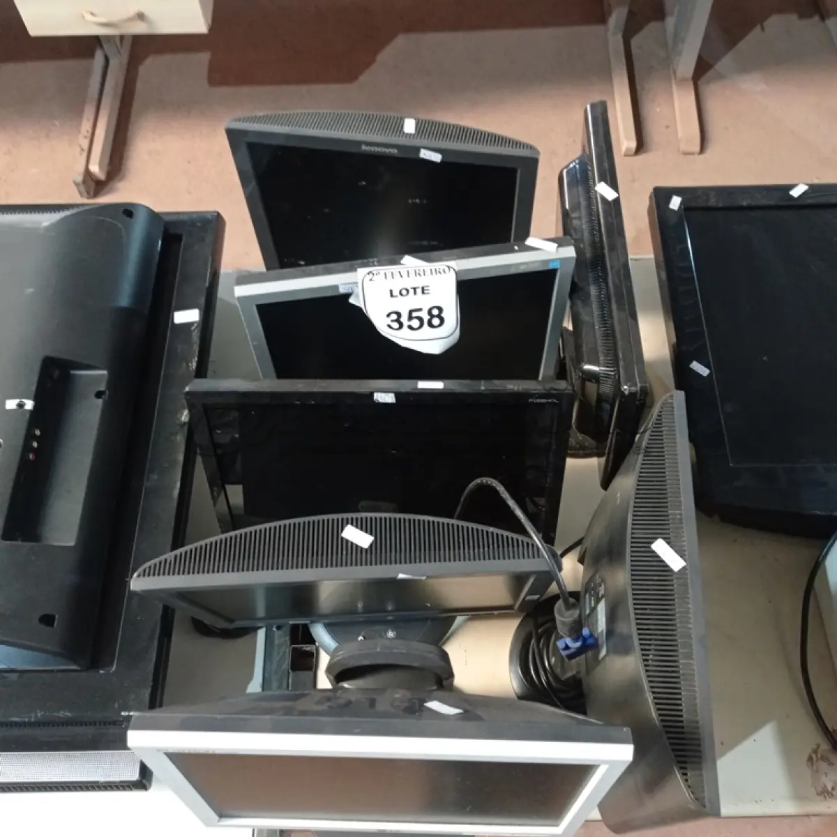 LOTE 358 - 07 MONITORES LCD MARCAS E MODELOS DIVERSOS. (NO ESTADO) ATENÇÃO! FAZER A VISITAÇÃO ANTES DE ARREMATAR, NÃO SABEMOS SE FUNCIONA. LEILÃO NÃO TEM GARANTIA E NEM DEVOLUÇÃO, SUJEITO A POSSÍVEIS AVARIAS VISÍVEIS/OCULTAS E/OU AUSÊNCIA DE COMPONENTES.