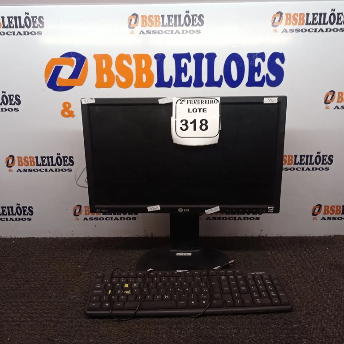 LOTE 318 - 01 MONITOR LG COM TECLADO.  (NO ESTADO) ATENÇÃO! FAZER A VISITAÇÃO ANTES DE ARREMATAR, NÃO SABEMOS SE FUNCIONA. LEILÃO NÃO TEM GARANTIA E NEM DEVOLUÇÃO, SUJEITO A POSSÍVEIS AVARIAS VISÍVEIS/OCULTAS E/OU AUSÊNCIA DE COMPONENTES.