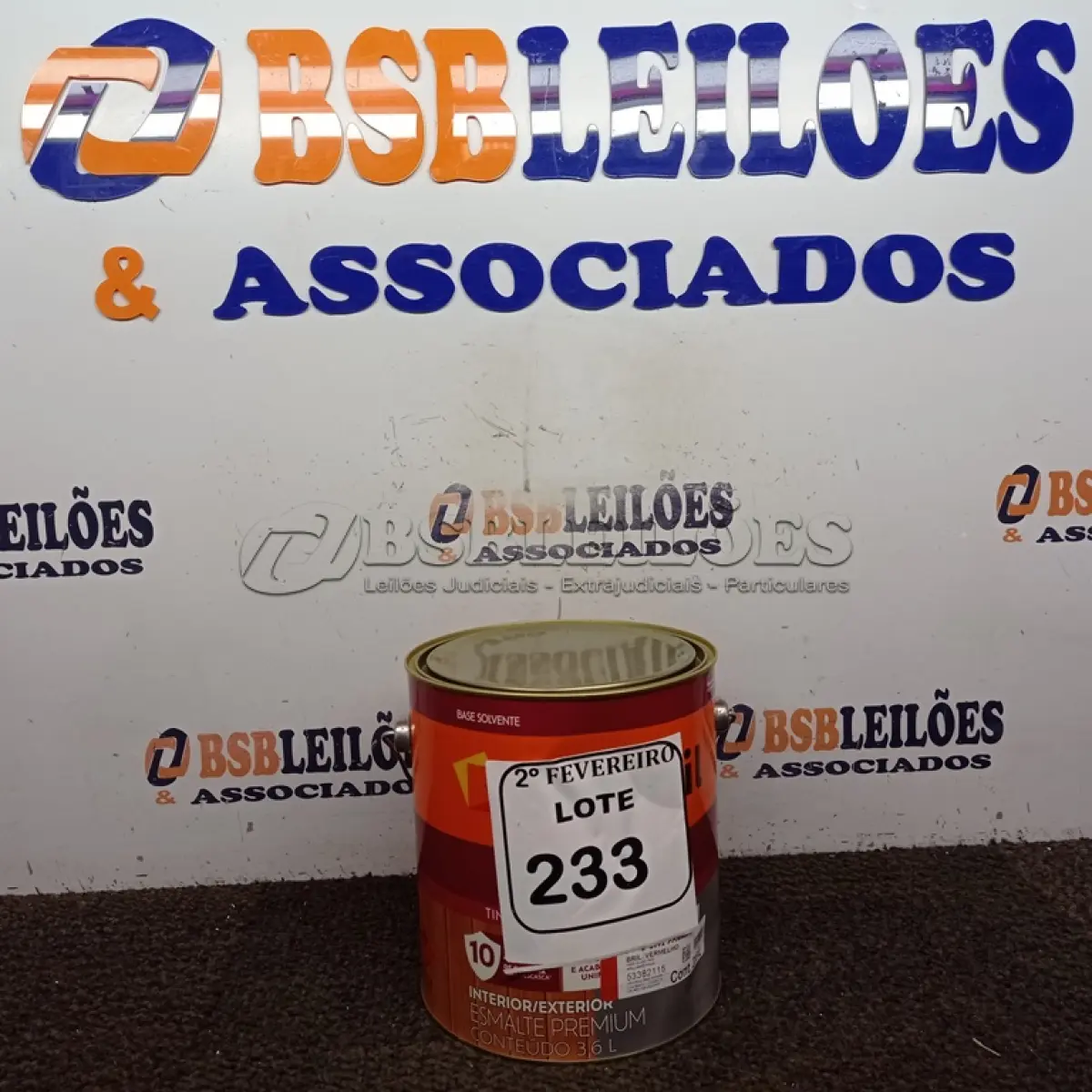 LOTE 233 - 01 LATA DE TINTA ESMALTE SINTÉTICO PARA MADEIRA E METAL 3,6L NA COR BRILHANTE VERMELHO MARCA SUVINIL (NOVO).  (NO ESTADO) ATENÇÃO! FAZER A VISITAÇÃO ANTES DE ARREMATAR, NÃO SABEMOS SE FUNCIONA. LEILÃO NÃO TEM GARANTIA E NEM DEVOLUÇÃO, SUJEITO A POSSÍVEIS AVARIAS VISÍVEIS/OCULTAS E/OU AUSÊNCIA DE COMPONENTES.