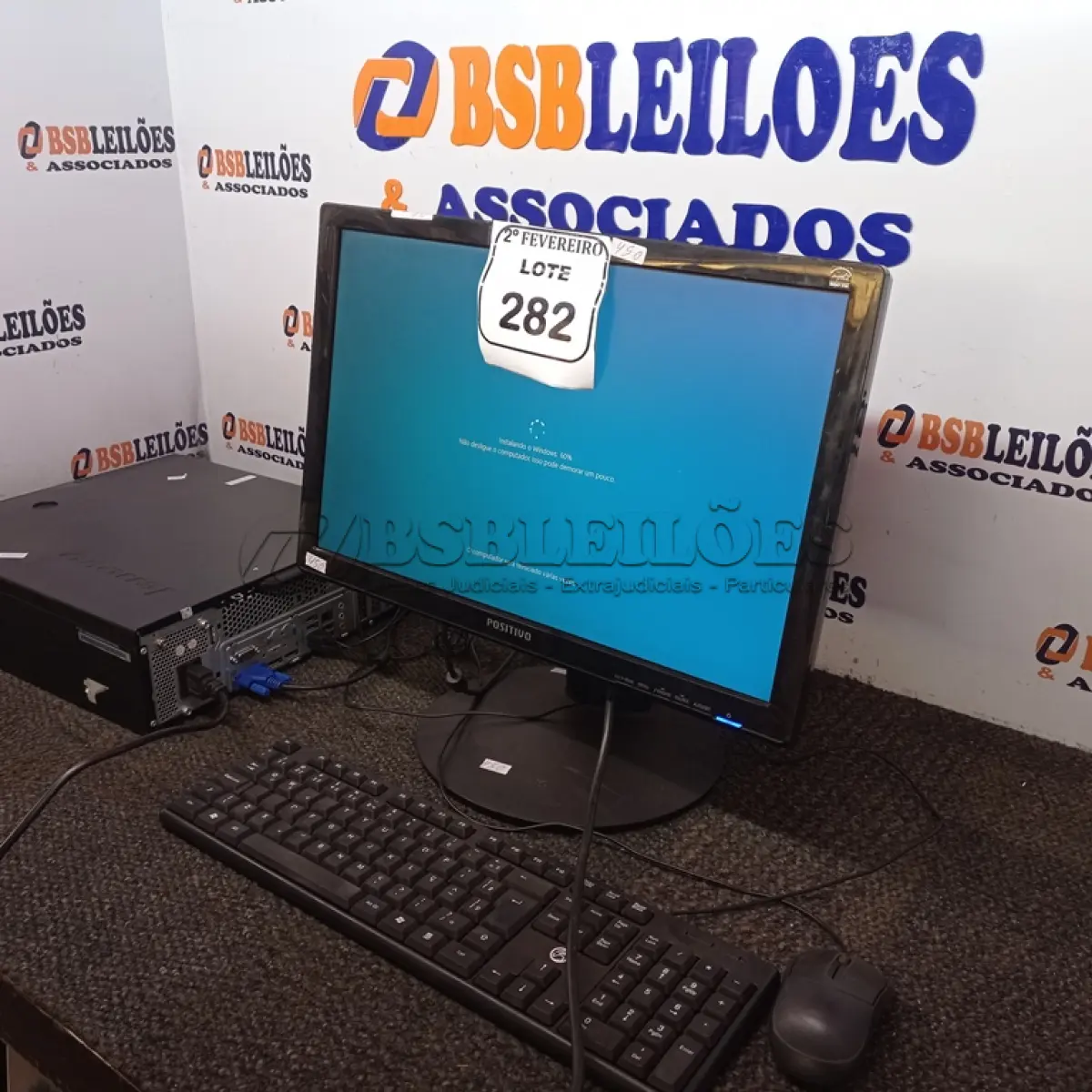 LOTE 282 -  01 CPU LENOVO E 01 MONITOR POSITIVO COM TECLADO. (NO ESTADO) ATENÇÃO! FAZER A VISITAÇÃO ANTES DE ARREMATAR, NÃO SABEMOS SE FUNCIONA. LEILÃO NÃO TEM GARANTIA E NEM DEVOLUÇÃO, SUJEITO A POSSÍVEIS AVARIAS VISÍVEIS/OCULTAS E/OU AUSÊNCIA DE COMPONENTES.