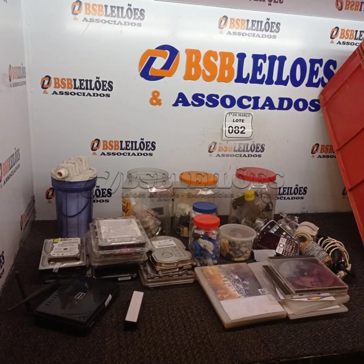 LOTE 082 - 01 LOTE COM VÁRIOS HD’S E MATERIAIS DIVERSOS. (NO ESTADO) ATENÇÃO! FAZER A VISITAÇÃO ANTES DE ARREMATAR, NÃO SABEMOS SE FUNCIONA. LEILÃO NÃO TEM GARANTIA E NEM DEVOLUÇÃO, SUJEITO A POSSÍVEIS AVARIAS VISÍVEIS/OCULTAS E/OU AUSÊNCIA DE COMPONENTES.