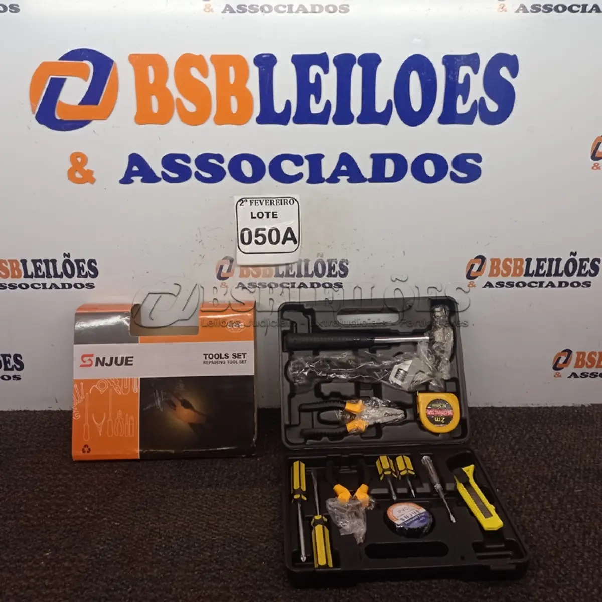 LOTE 050 - 01 MALETA DE FERRAMENTA SNJVE. (NOVA) (NO ESTADO) ATENÇÃO! FAZER A VISITAÇÃO ANTES DE ARREMATAR, NÃO SABEMOS SE FUNCIONA. LEILÃO NÃO TEM GARANTIA E NEM DEVOLUÇÃO, SUJEITO A POSSÍVEIS AVARIAS VISÍVEIS/OCULTAS E/OU AUSÊNCIA DE COMPONENTES.