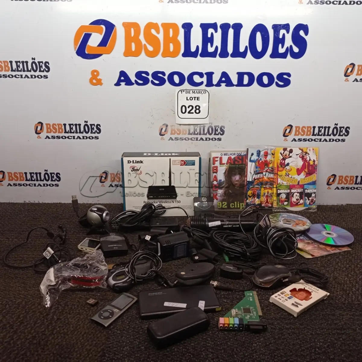 LOTE 028 - 01 CAIXA COM 02 MICROFONES, FONTE, CABOS DIVERSOS E BATERIA PORTÁTIL. (NO ESTADO) ATENÇÃO! FAZER A VISITAÇÃO ANTES DE ARREMATAR, NÃO SABEMOS SE FUNCIONA. LEILÃO NÃO TEM GARANTIA E NEM DEVOLUÇÃO, SUJEITO A POSSÍVEIS AVARIAS VISÍVEIS/OCULTAS E/OU AUSÊNCIA DE COMPONENTES.