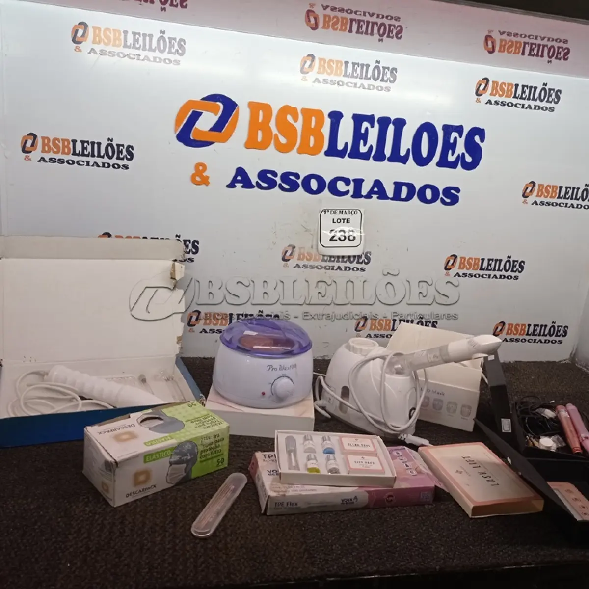 LOTE 238 - 01 LOTE COM APARELHOS DE ESTÉTICA. (NO ESTADO) ATENÇÃO! FAZER A VISITAÇÃO ANTES DE ARREMATAR, NÃO SABEMOS SE FUNCIONA. LEILÃO NÃO TEM GARANTIA E NEM DEVOLUÇÃO, SUJEITO A POSSÍVEIS AVARIAS VISÍVEIS/OCULTAS E/OU AUSÊNCIA DE COMPONENTES.