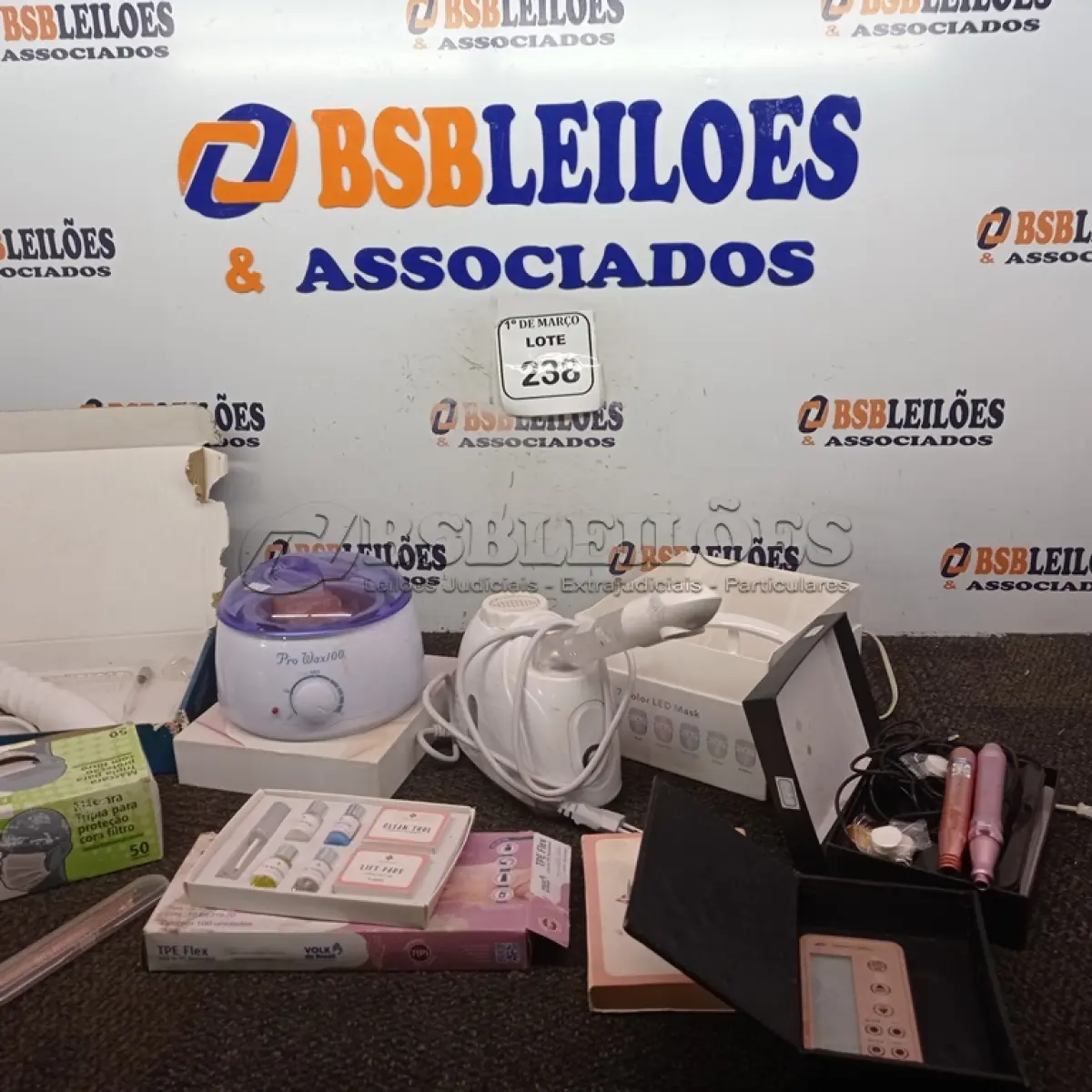 LOTE 238 - 01 LOTE COM APARELHOS DE ESTÉTICA. (NO ESTADO) ATENÇÃO! FAZER A VISITAÇÃO ANTES DE ARREMATAR, NÃO SABEMOS SE FUNCIONA. LEILÃO NÃO TEM GARANTIA E NEM DEVOLUÇÃO, SUJEITO A POSSÍVEIS AVARIAS VISÍVEIS/OCULTAS E/OU AUSÊNCIA DE COMPONENTES.
