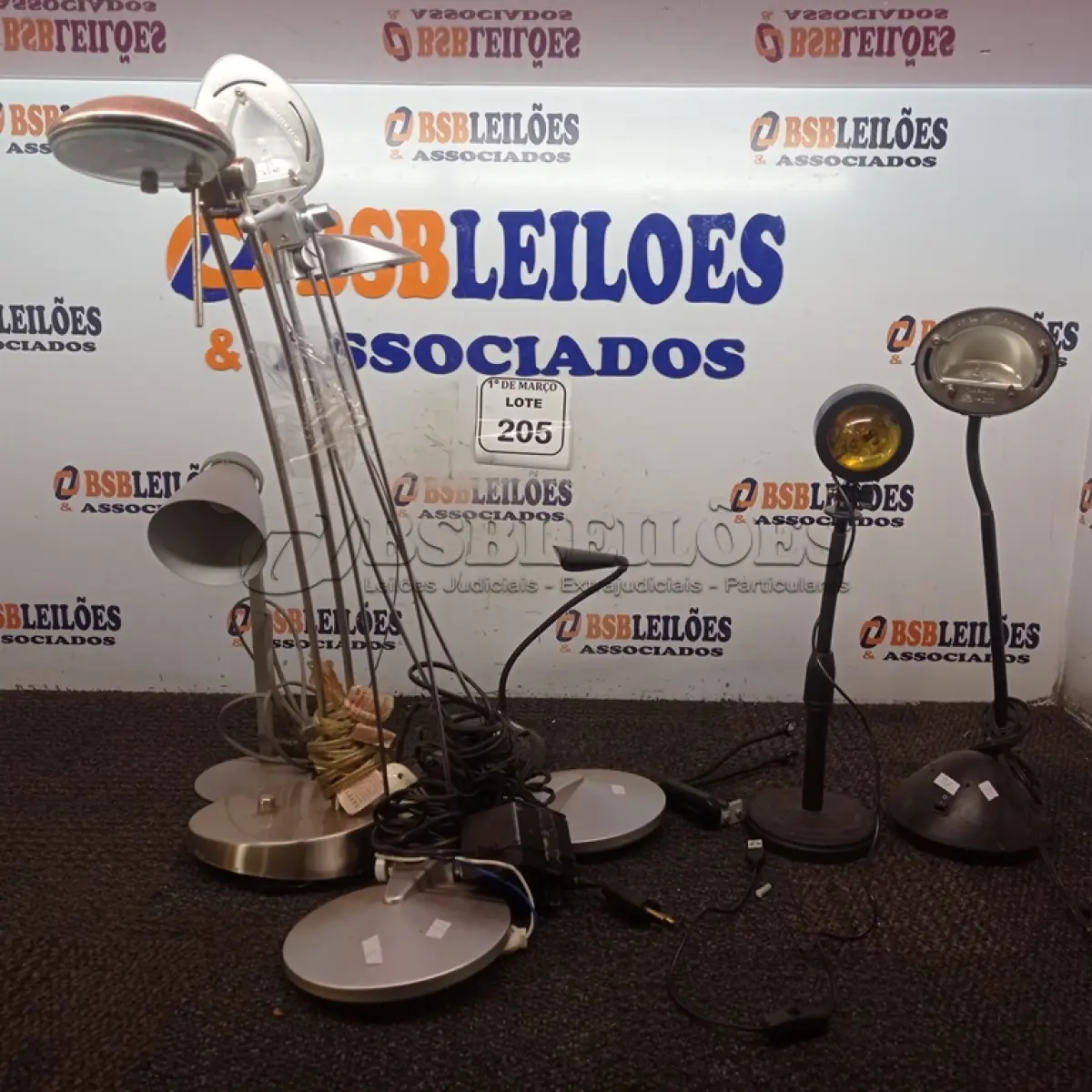 LOTE 205 - 01 LOTE COM LUMINÁRIAS DE MESA DIVERSAS. (NO ESTADO) ATENÇÃO! FAZER A VISITAÇÃO ANTES DE ARREMATAR, NÃO SABEMOS SE FUNCIONA. LEILÃO NÃO TEM GARANTIA E NEM DEVOLUÇÃO, SUJEITO A POSSÍVEIS AVARIAS VISÍVEIS/OCULTAS E/OU AUSÊNCIA DE COMPONENTES.