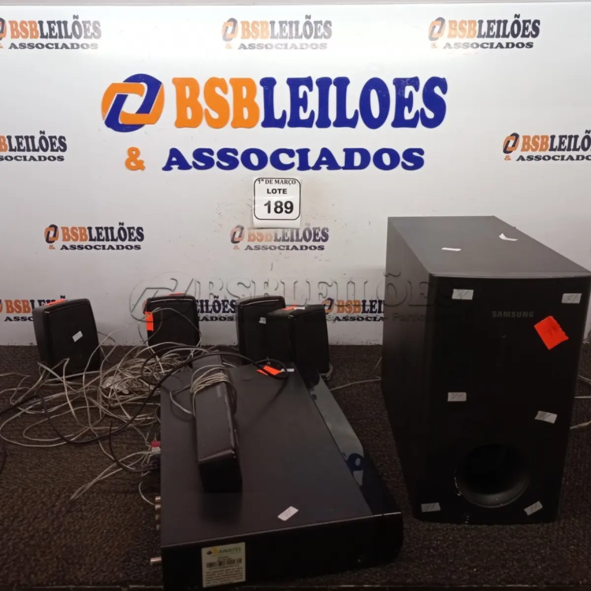 LOTE 189 - 01 HOME THEATER SAMSUNG COM CAIXAS. (NO ESTADO) ATENÇÃO! FAZER A VISITAÇÃO ANTES DE ARREMATAR, NÃO SABEMOS SE FUNCIONA. LEILÃO NÃO TEM GARANTIA E NEM DEVOLUÇÃO, SUJEITO A POSSÍVEIS AVARIAS VISÍVEIS/OCULTAS E/OU AUSÊNCIA DE COMPONENTES.