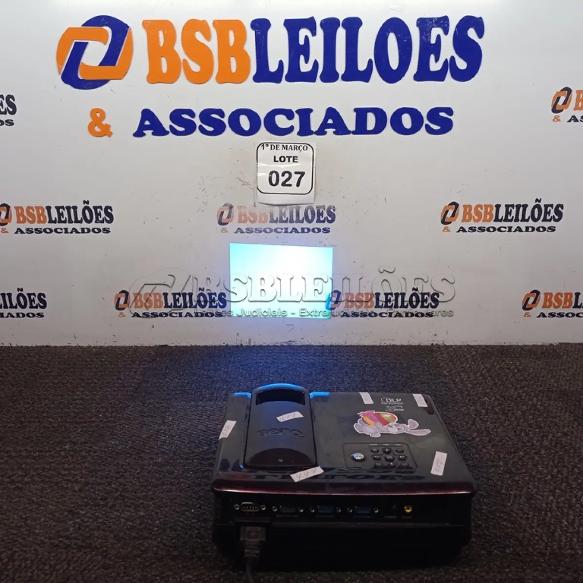 LOTE 027 - 01 PROJETOR MULTIMÍDIA MARCA BENQ. (NO ESTADO) ATENÇÃO! FAZER A VISITAÇÃO ANTES DE ARREMATAR, NÃO SABEMOS SE FUNCIONA. LEILÃO NÃO TEM GARANTIA E NEM DEVOLUÇÃO, SUJEITO A POSSÍVEIS AVARIAS VISÍVEIS/OCULTAS E/OU AUSÊNCIA DE COMPONENTES.