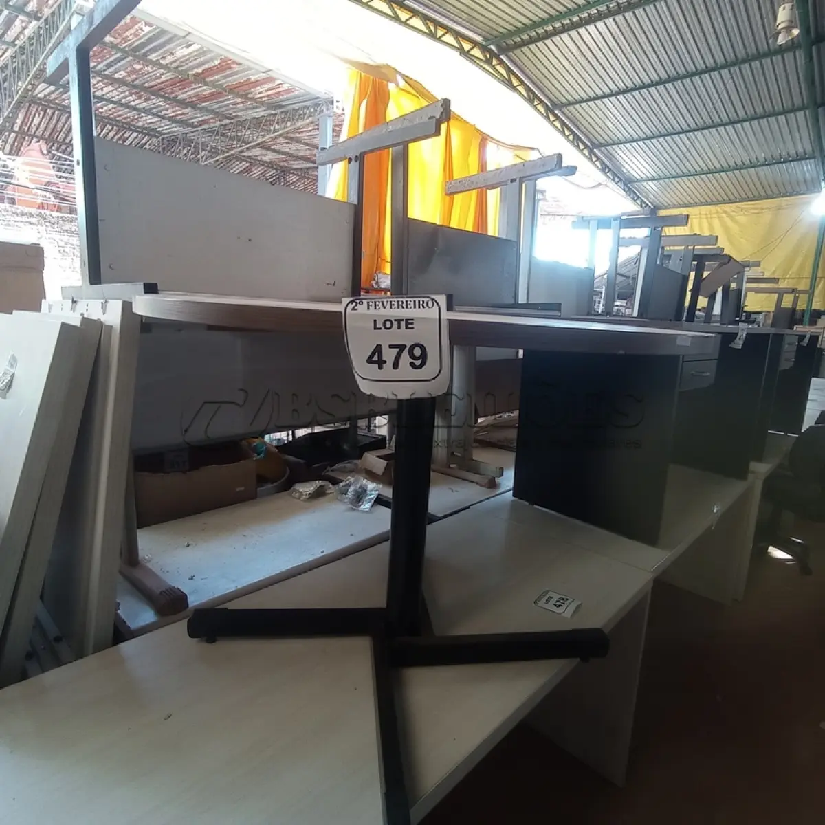 LOTE 479 - 01 MESA EM MADEIRA REDONDA COM BASE EM FERRO. (NO ESTADO) ATENÇÃO! FAZER A VISITAÇÃO ANTES DE ARREMATAR, NÃO SABEMOS SE FUNCIONA. LEILÃO NÃO TEM GARANTIA E NEM DEVOLUÇÃO, SUJEITO A POSSÍVEIS AVARIAS VISÍVEIS/OCULTAS E/OU AUSÊNCIA DE COMPONENTES.