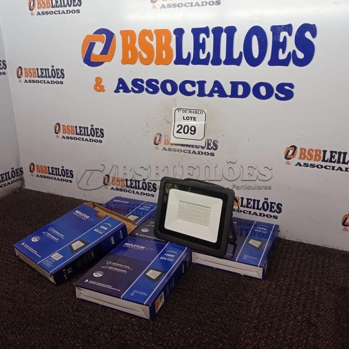 LOTE 209 - 05 REFLETORES DE LED 100W.(NOVO) (NO ESTADO) ATENÇÃO! FAZER A VISITAÇÃO ANTES DE ARREMATAR, NÃO SABEMOS SE FUNCIONA. LEILÃO NÃO TEM GARANTIA E NEM DEVOLUÇÃO, SUJEITO A POSSÍVEIS AVARIAS VISÍVEIS/OCULTAS E/OU AUSÊNCIA DE COMPONENTES.