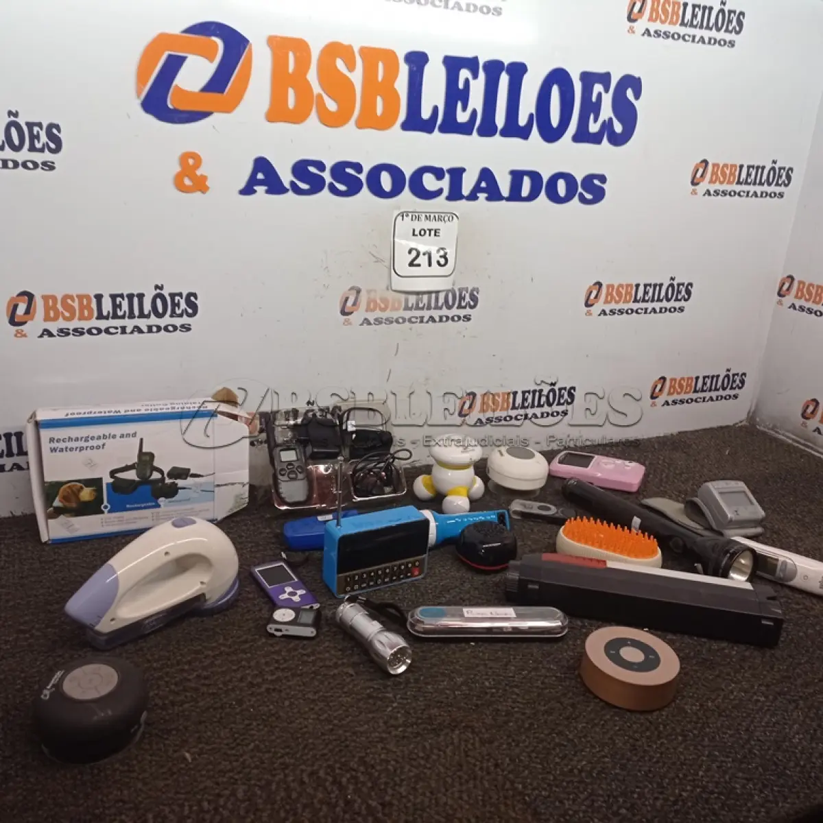 LOTE 213 - 01 CAIXA COM MASSAGEADOR ELÉTRICO, LANTERNAS, ADESTRADOR ELÉTRICO PARA CÃES, SOM.   (NO ESTADO) ATENÇÃO! FAZER A VISITAÇÃO ANTES DE ARREMATAR, NÃO SABEMOS SE FUNCIONA. LEILÃO NÃO TEM GARANTIA E NEM DEVOLUÇÃO, SUJEITO A POSSÍVEIS AVARIAS VISÍVEIS/OCULTAS E/OU AUSÊNCIA DE COMPONENTES.