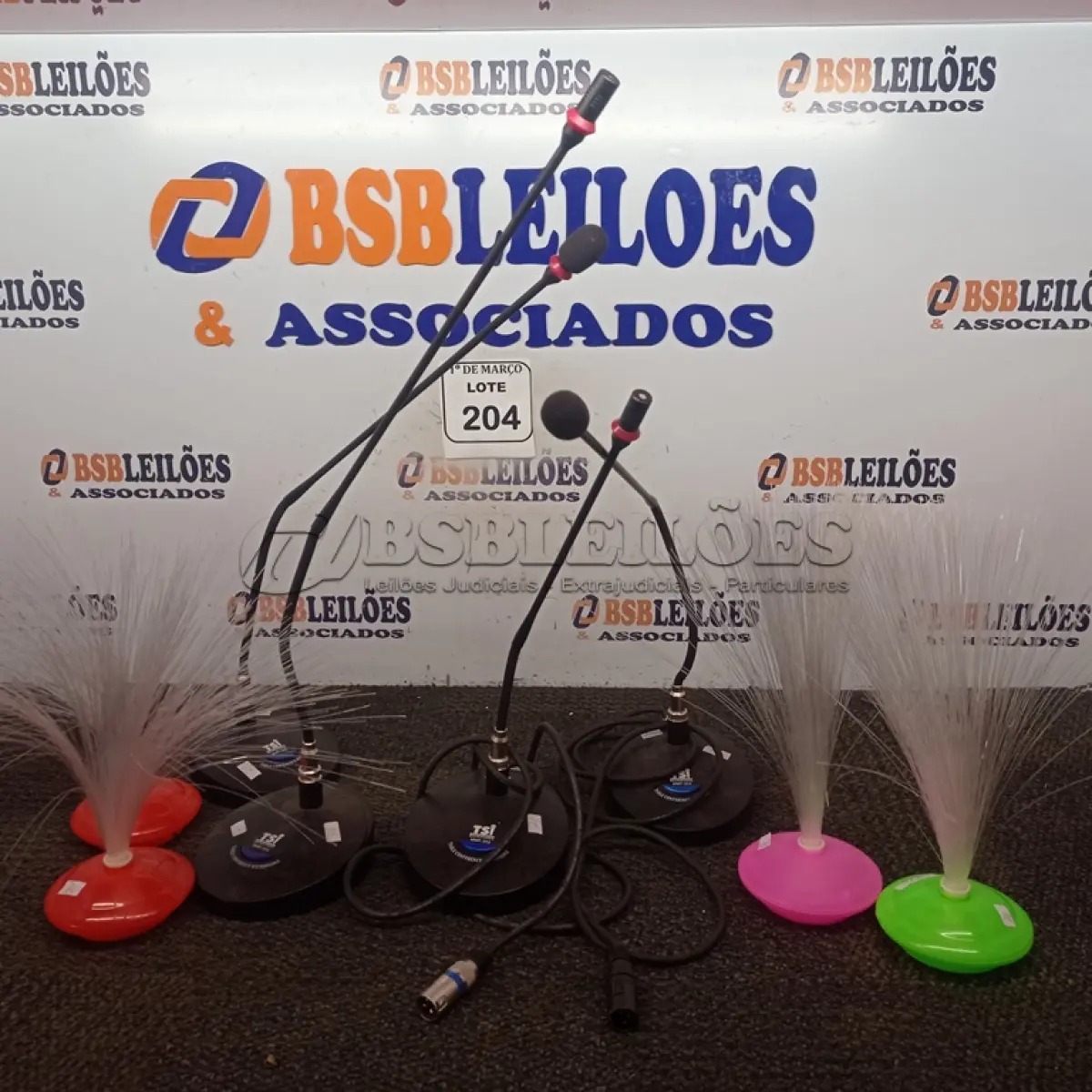 LOTE 204 - 04 MICROFONES COM BASE TSI. (NO ESTADO) ATENÇÃO! FAZER A VISITAÇÃO ANTES DE ARREMATAR, NÃO SABEMOS SE FUNCIONA. LEILÃO NÃO TEM GARANTIA E NEM DEVOLUÇÃO, SUJEITO A POSSÍVEIS AVARIAS VISÍVEIS/OCULTAS E/OU AUSÊNCIA DE COMPONENTES.