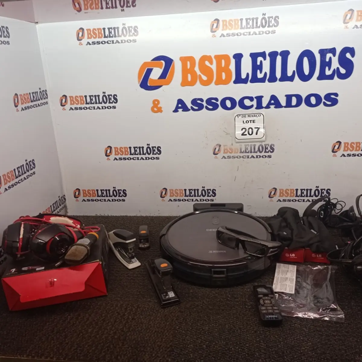 01 LOTE COM FONES DE OUVIDO E ÓCULOS 3D. (NO ESTADO) ATENÇÃO! FAZER A VISITAÇÃO ANTES DE ARREMATAR, NÃO SABEMOS SE FUNCIONA. LEILÃO NÃO TEM GARANTIA E NEM DEVOLUÇÃO, SUJEITO A POSSÍVEIS AVARIAS VISÍVEIS/OCULTAS E/OU AUSÊNCIA DE COMPONENTES.