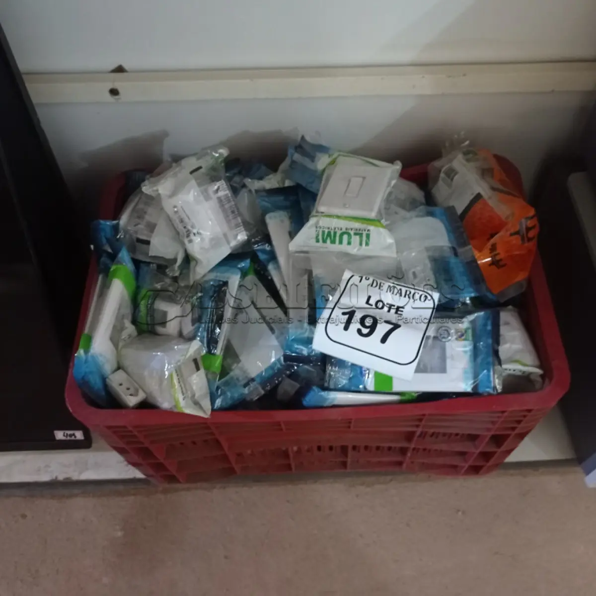 LOTE 197 - 01 CAIXA COM INTERRUPTORES, PLACAS 4X2 DIVERSAS. (NO ESTADO) ATENÇÃO! FAZER A VISITAÇÃO ANTES DE ARREMATAR, NÃO SABEMOS SE FUNCIONA. LEILÃO NÃO TEM GARANTIA E NEM DEVOLUÇÃO, SUJEITO A POSSÍVEIS AVARIAS VISÍVEIS/OCULTAS E/OU AUSÊNCIA DE COMPONENTES.