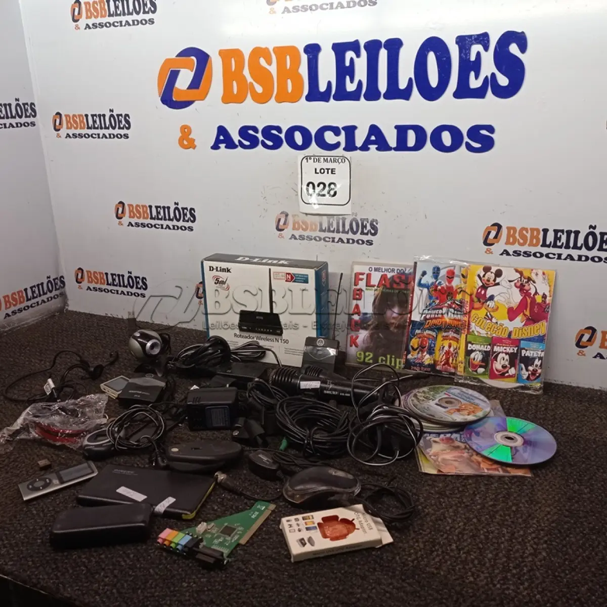 LOTE 028 - 01 CAIXA COM 02 MICROFONES, FONTE, CABOS DIVERSOS E BATERIA PORTÁTIL. (NO ESTADO) ATENÇÃO! FAZER A VISITAÇÃO ANTES DE ARREMATAR, NÃO SABEMOS SE FUNCIONA. LEILÃO NÃO TEM GARANTIA E NEM DEVOLUÇÃO, SUJEITO A POSSÍVEIS AVARIAS VISÍVEIS/OCULTAS E/OU AUSÊNCIA DE COMPONENTES.
