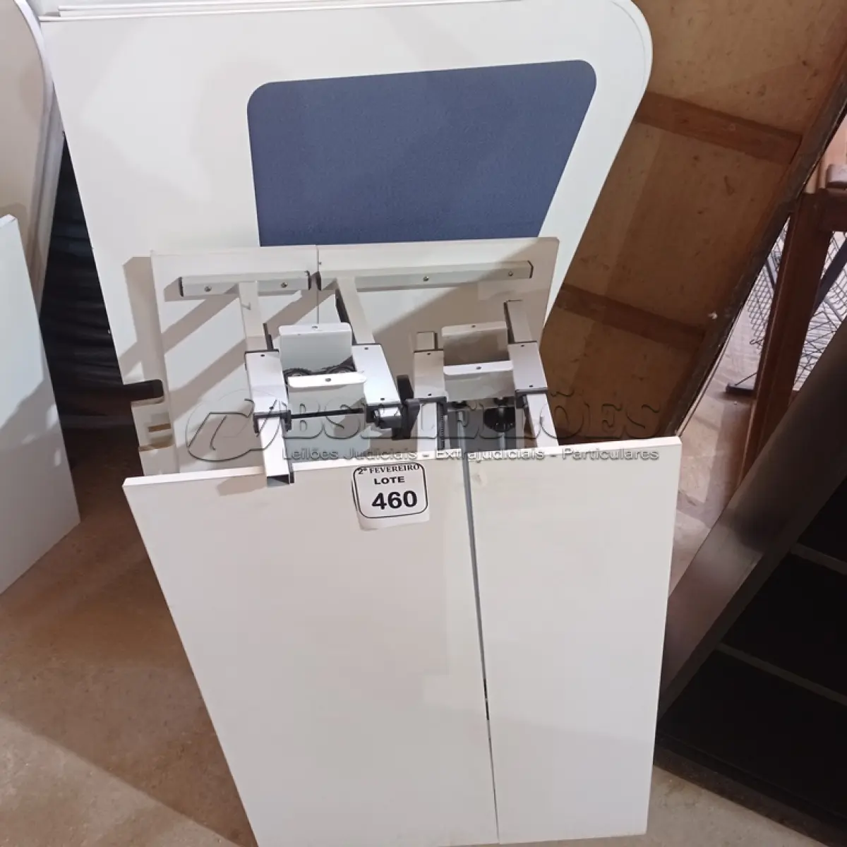 LOTE 460 - 02 MESAS COM REGULAGEM DE ALTURA MANUAL E 3 LATERAIS EM MADEIRA PRA BAIA. (NO ESTADO) ATENÇÃO! FAZER A VISITAÇÃO ANTES DE ARREMATAR, NÃO SABEMOS SE FUNCIONA. LEILÃO NÃO TEM GARANTIA E NEM DEVOLUÇÃO, SUJEITO A POSSÍVEIS AVARIAS VISÍVEIS/OCULTAS E/OU AUSÊNCIA DE COMPONENTES.