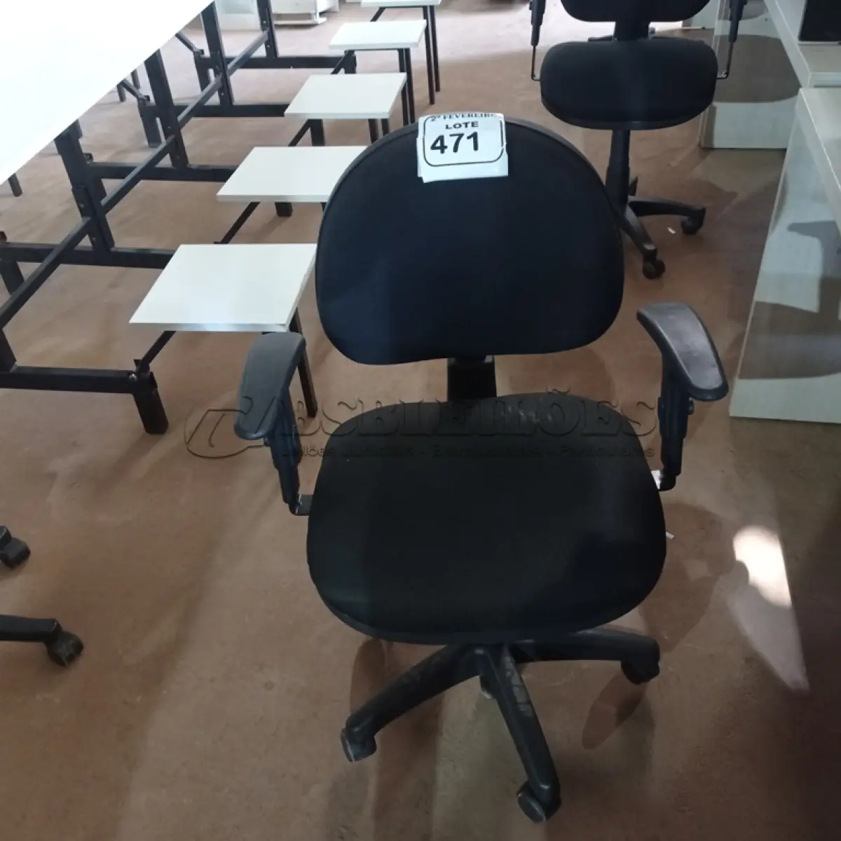 LOTE 471 - 01 CADEIRA GIRATÓRIA PARA ESCRITÓRIO. (NO ESTADO) ATENÇÃO! FAZER A VISITAÇÃO ANTES DE ARREMATAR, NÃO SABEMOS SE FUNCIONA. LEILÃO NÃO TEM GARANTIA E NEM DEVOLUÇÃO, SUJEITO A POSSÍVEIS AVARIAS VISÍVEIS/OCULTAS E/OU AUSÊNCIA DE COMPONENTES.