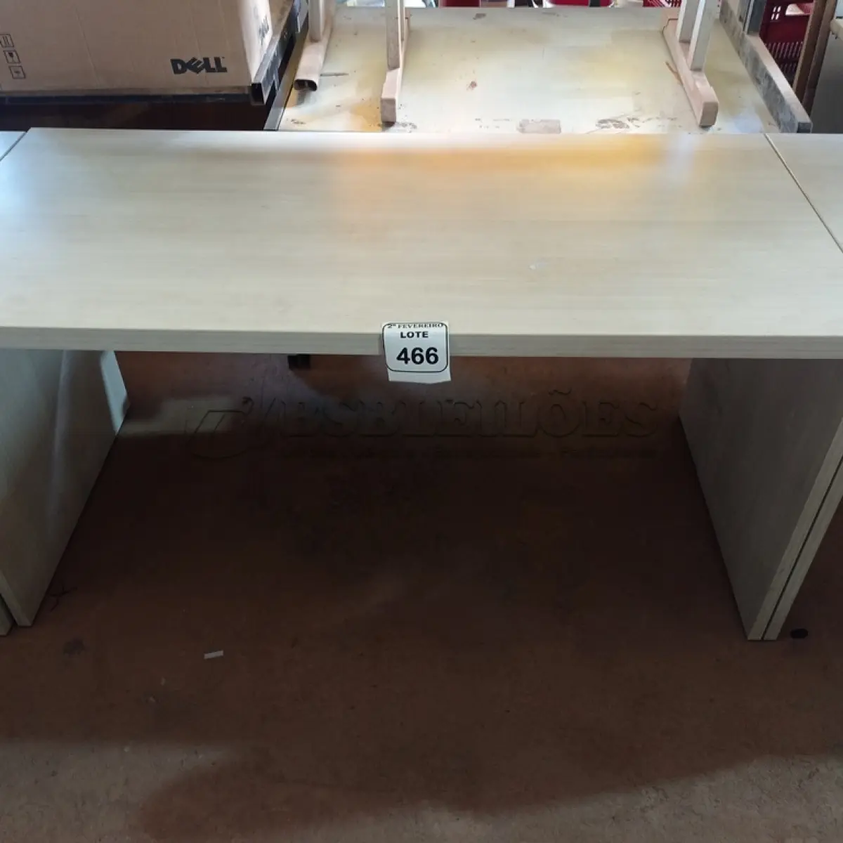 LOTE 466 - 01 MESA EM MADEIRA PARA ESCRITÓRIO. (NO ESTADO) ATENÇÃO! FAZER A VISITAÇÃO ANTES DE ARREMATAR, NÃO SABEMOS SE FUNCIONA. LEILÃO NÃO TEM GARANTIA E NEM DEVOLUÇÃO, SUJEITO A POSSÍVEIS AVARIAS VISÍVEIS/OCULTAS E/OU AUSÊNCIA DE COMPONENTES.