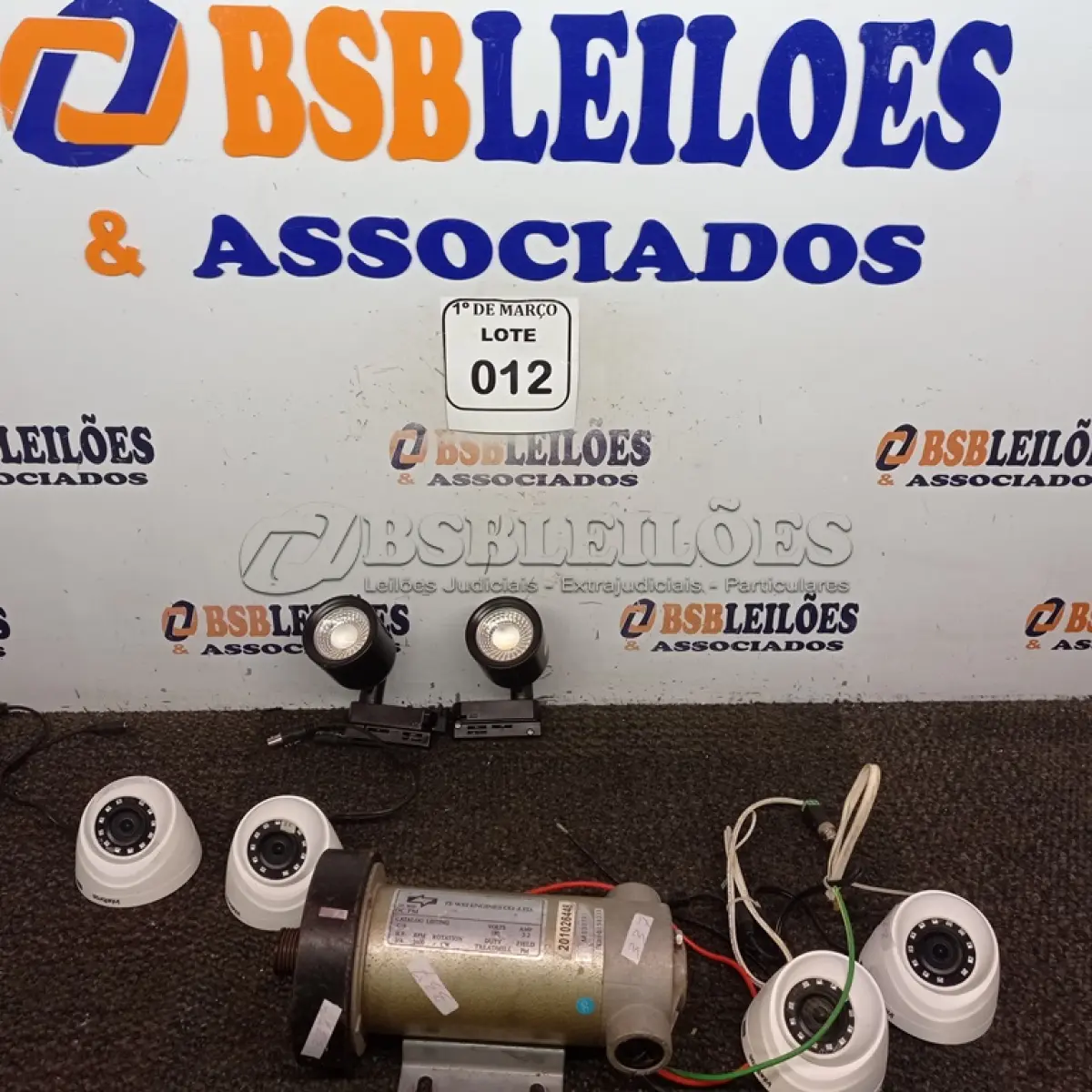 LOTE 012 - 01 MOTOR DE ESTEIRA 180W 220V, 04 CÂMERAS INTELBRAS VHD/010 E 02 LUMINÁRIAS DE JARDIM 220V. (NO ESTADO) ATENÇÃO! FAZER A VISITAÇÃO ANTES DE ARREMATAR, NÃO SABEMOS SE FUNCIONA. LEILÃO NÃO TEM GARANTIA E NEM DEVOLUÇÃO, SUJEITO A POSSÍVEIS AVARIAS VISÍVEIS/OCULTAS E/OU AUSÊNCIA DE COMPONENTES.