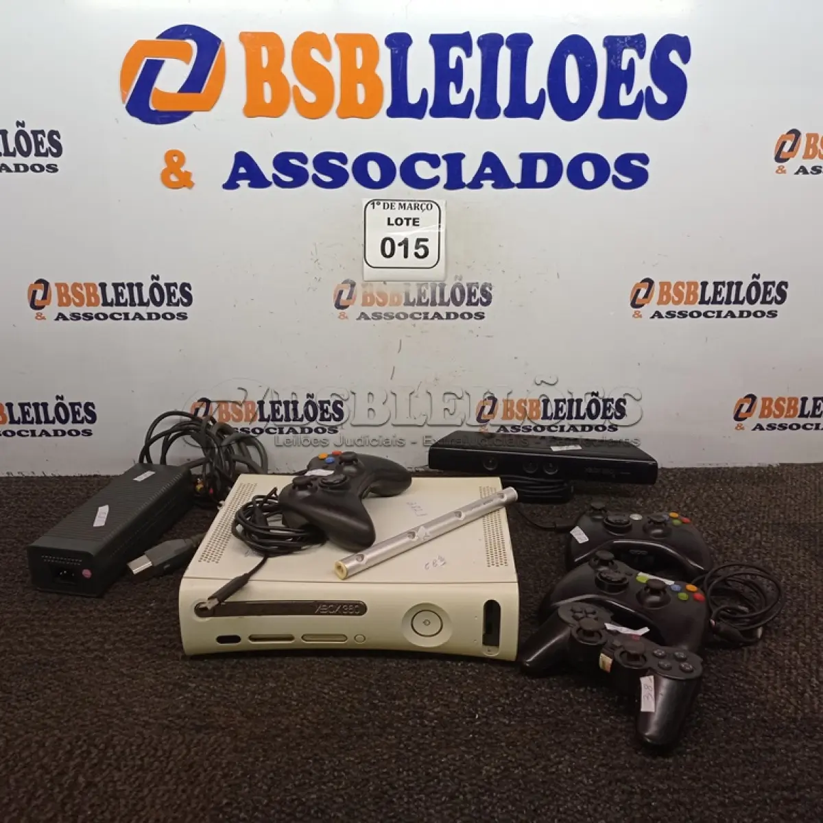LOTE 015 - 01 XBOX COMPLETO. (NO ESTADO) ATENÇÃO! FAZER A VISITAÇÃO ANTES DE ARREMATAR, NÃO SABEMOS SE FUNCIONA. LEILÃO NÃO TEM GARANTIA E NEM DEVOLUÇÃO, SUJEITO A POSSÍVEIS AVARIAS VISÍVEIS/OCULTAS E/OU AUSÊNCIA DE COMPONENTES.