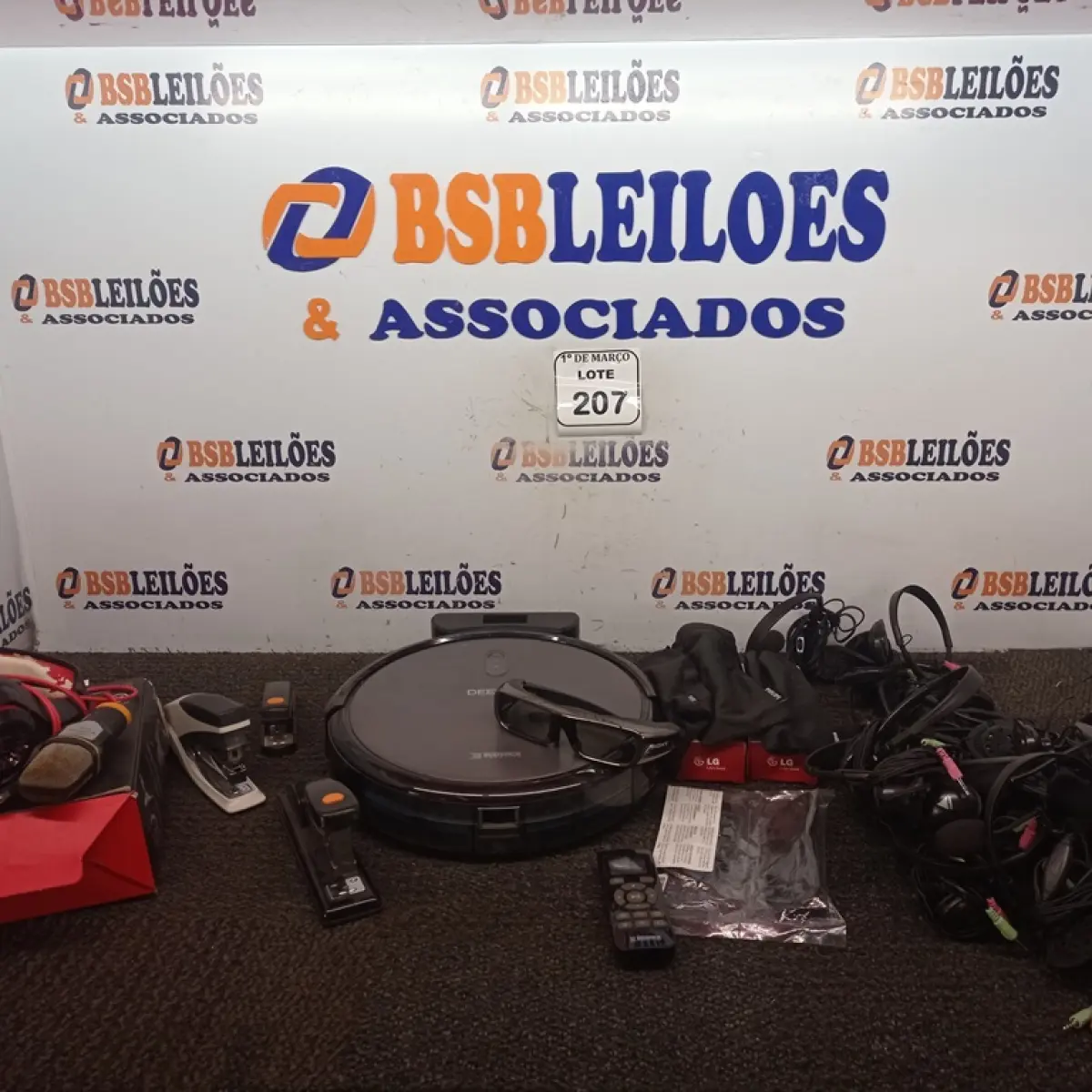 01 LOTE COM FONES DE OUVIDO E ÓCULOS 3D. (NO ESTADO) ATENÇÃO! FAZER A VISITAÇÃO ANTES DE ARREMATAR, NÃO SABEMOS SE FUNCIONA. LEILÃO NÃO TEM GARANTIA E NEM DEVOLUÇÃO, SUJEITO A POSSÍVEIS AVARIAS VISÍVEIS/OCULTAS E/OU AUSÊNCIA DE COMPONENTES.