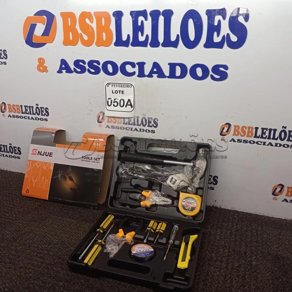 LOTE 050 - 01 MALETA DE FERRAMENTA SNJVE. (NOVA) (NO ESTADO) ATENÇÃO! FAZER A VISITAÇÃO ANTES DE ARREMATAR, NÃO SABEMOS SE FUNCIONA. LEILÃO NÃO TEM GARANTIA E NEM DEVOLUÇÃO, SUJEITO A POSSÍVEIS AVARIAS VISÍVEIS/OCULTAS E/OU AUSÊNCIA DE COMPONENTES.