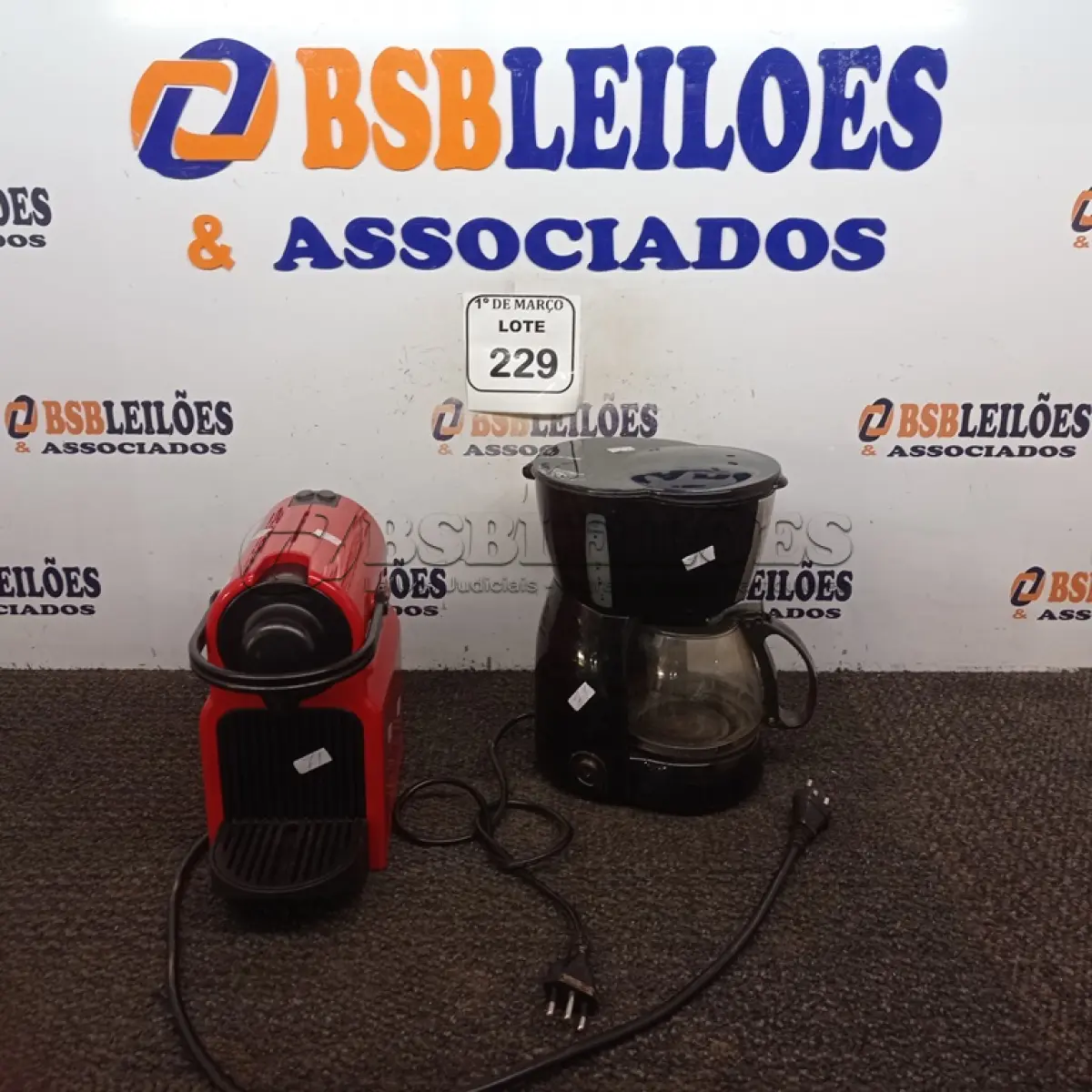 LOTE 229 - 02 CAFETEIRAS DIVERSAS DE CAPSULA. (NO ESTADO) ATENÇÃO! FAZER A VISITAÇÃO ANTES DE ARREMATAR, NÃO SABEMOS SE FUNCIONA. LEILÃO NÃO TEM GARANTIA E NEM DEVOLUÇÃO, SUJEITO A POSSÍVEIS AVARIAS VISÍVEIS/OCULTAS E/OU AUSÊNCIA DE COMPONENTES.