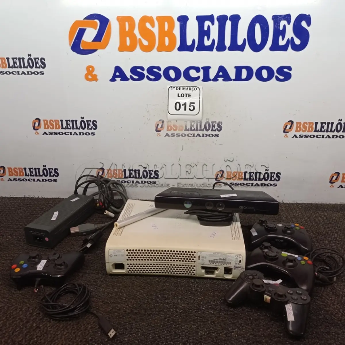 LOTE 015 - 01 XBOX COMPLETO. (NO ESTADO) ATENÇÃO! FAZER A VISITAÇÃO ANTES DE ARREMATAR, NÃO SABEMOS SE FUNCIONA. LEILÃO NÃO TEM GARANTIA E NEM DEVOLUÇÃO, SUJEITO A POSSÍVEIS AVARIAS VISÍVEIS/OCULTAS E/OU AUSÊNCIA DE COMPONENTES.