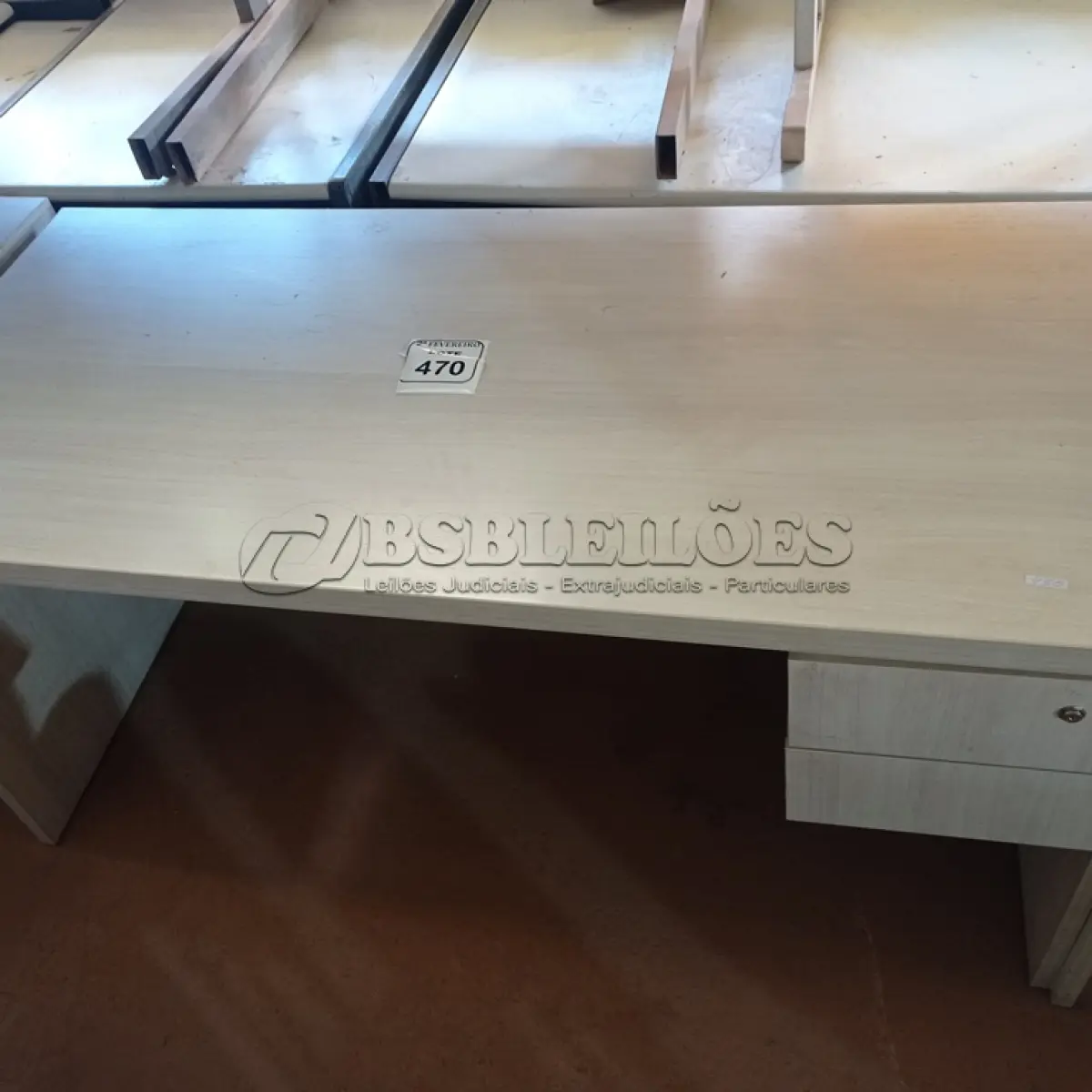 LOTE 470 - 01 MESA COM 02 GAVETAS EM MADEIRA PARA ESCRITÓRIO. (NO ESTADO) ATENÇÃO! FAZER A VISITAÇÃO ANTES DE ARREMATAR, NÃO SABEMOS SE FUNCIONA. LEILÃO NÃO TEM GARANTIA E NEM DEVOLUÇÃO, SUJEITO A POSSÍVEIS AVARIAS VISÍVEIS/OCULTAS E/OU AUSÊNCIA DE COMPONENTES.