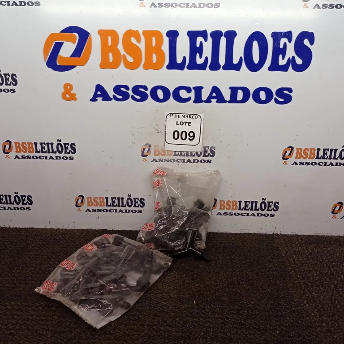 01 LOTE COM APROXIMADAMENTE 32 TORNEIRAS DE JARDIM. (NOVA) (NO ESTADO) ATENÇÃO! FAZER A VISITAÇÃO ANTES DE ARREMATAR, NÃO SABEMOS SE FUNCIONA. LEILÃO NÃO TEM GARANTIA E NEM DEVOLUÇÃO, SUJEITO A POSSÍVEIS AVARIAS VISÍVEIS/OCULTAS E/OU AUSÊNCIA DE COMPONENTES.