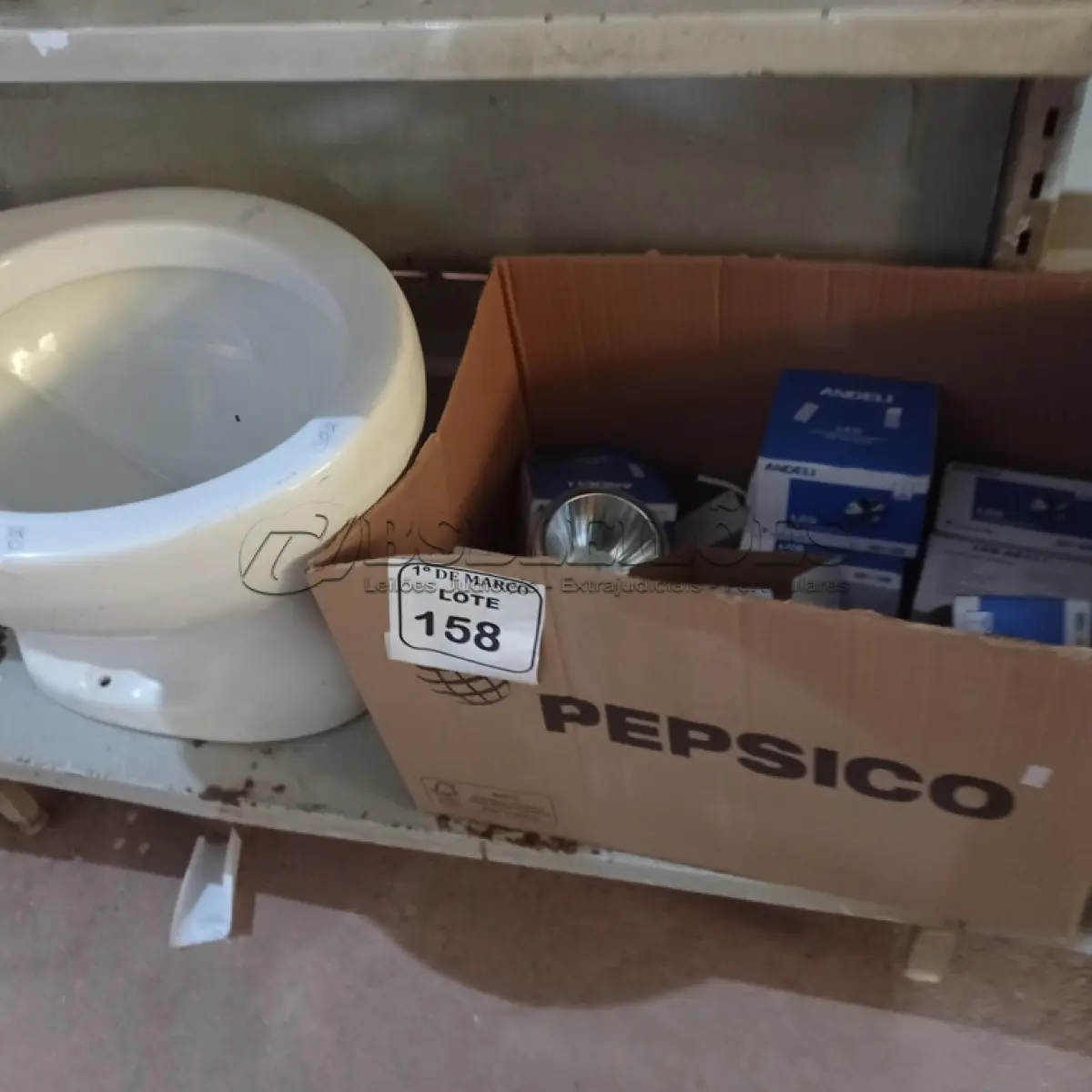 LOTE 158 - 01 LOTE COM VÁRIAS LUMINÁRIAS DE EMBUTIR AR111 MARCA ANDELI COM REATORES E 01 VASO SANITÁRIO.  (NO ESTADO) ATENÇÃO! FAZER A VISITAÇÃO ANTES DE ARREMATAR, NÃO SABEMOS SE FUNCIONA. LEILÃO NÃO TEM GARANTIA E NEM DEVOLUÇÃO, SUJEITO A POSSÍVEIS AVARIAS VISÍVEIS/OCULTAS E/OU AUSÊNCIA DE COMPONENTES.