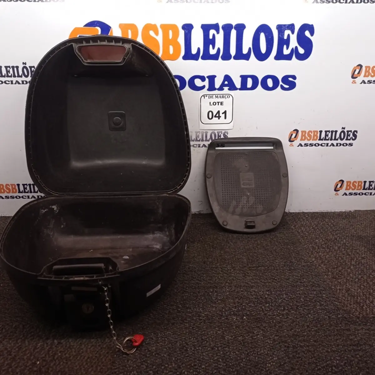 01 BAÚ PARA MOTO MARCA GIVI. (NO ESTADO) ATENÇÃO! FAZER A VISITAÇÃO ANTES DE ARREMATAR, NÃO SABEMOS SE FUNCIONA. LEILÃO NÃO TEM GARANTIA E NEM DEVOLUÇÃO, SUJEITO A POSSÍVEIS AVARIAS VISÍVEIS/OCULTAS E/OU AUSÊNCIA DE COMPONENTES.