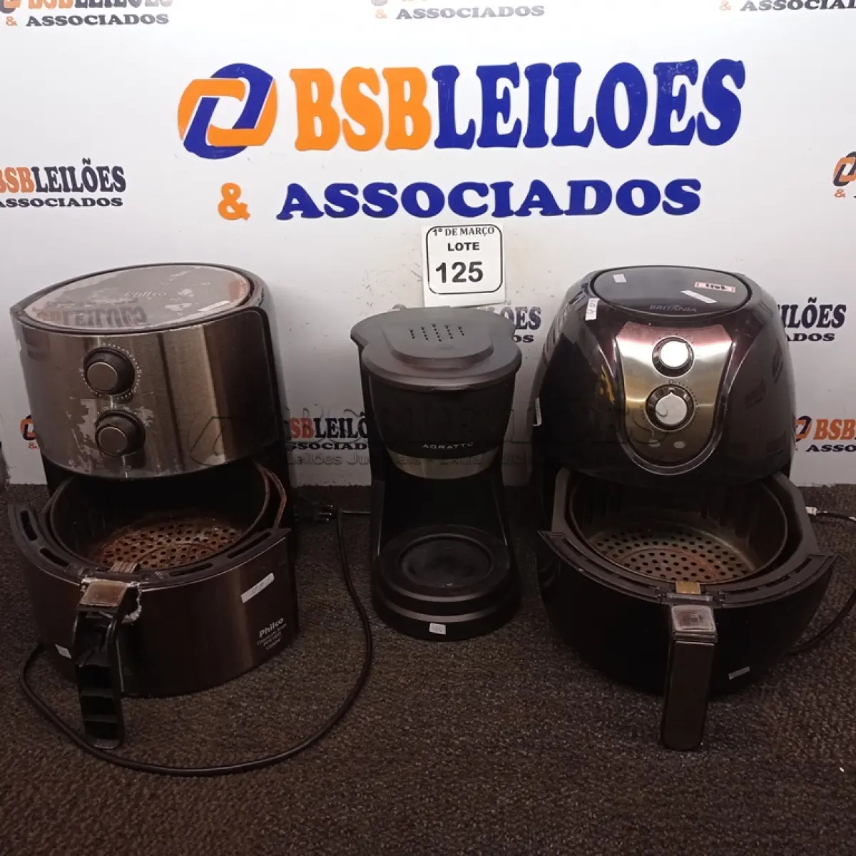 LOTE 125 - 02 AIR FRYER E 01 CAFETEIRA INCOMPLETA COM AVARIAS. (NO ESTADO) ATENÇÃO! FAZER A VISITAÇÃO ANTES DE ARREMATAR, NÃO SABEMOS SE FUNCIONA. LEILÃO NÃO TEM GARANTIA E NEM DEVOLUÇÃO, SUJEITO A POSSÍVEIS AVARIAS VISÍVEIS/OCULTAS E/OU AUSÊNCIA DE COMPONENTES.