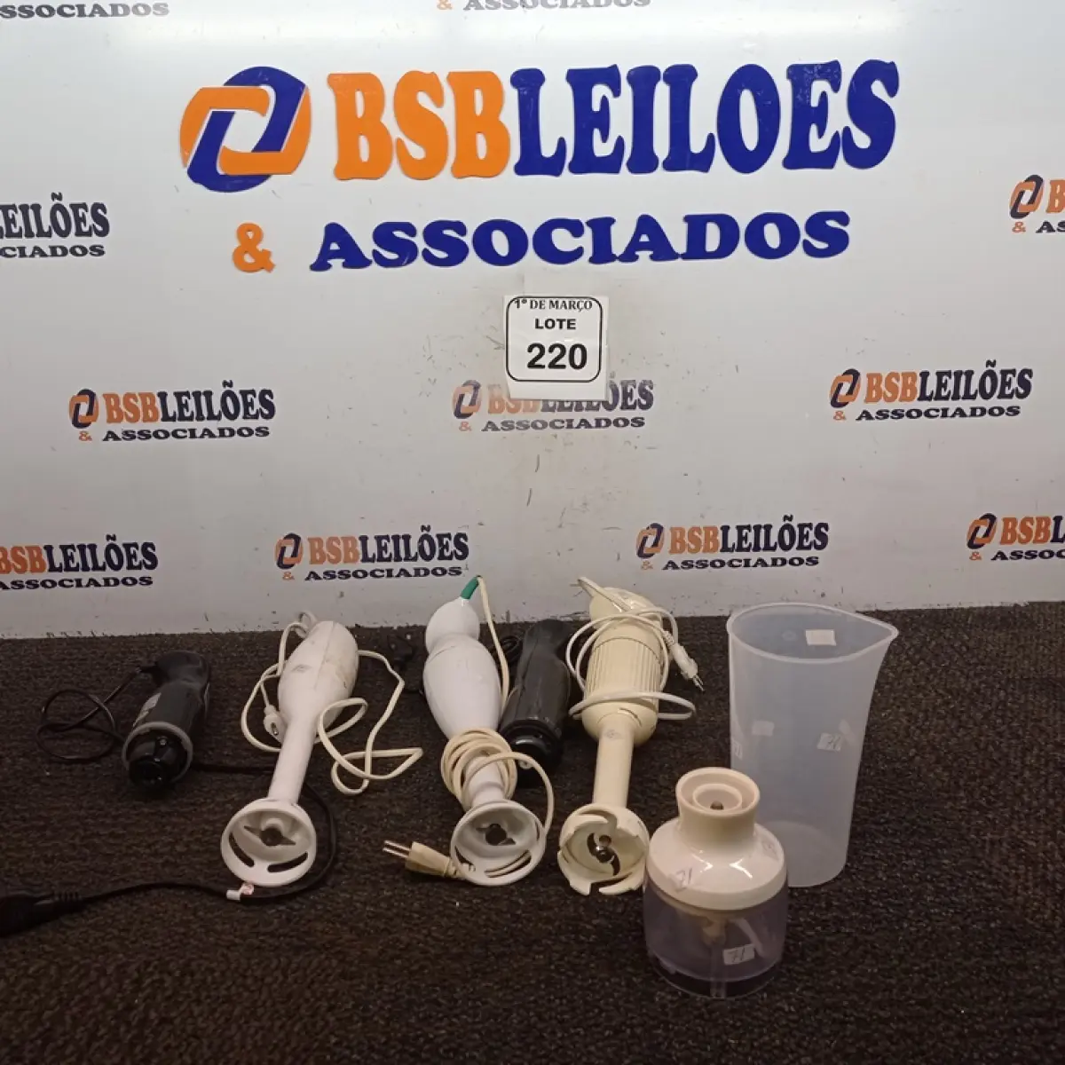01 LOTE COM APARELHOS DE MIXER DIVERSOS. (NO ESTADO) ATENÇÃO! FAZER A VISITAÇÃO ANTES DE ARREMATAR, NÃO SABEMOS SE FUNCIONA. LEILÃO NÃO TEM GARANTIA E NEM DEVOLUÇÃO, SUJEITO A POSSÍVEIS AVARIAS VISÍVEIS/OCULTAS E/OU AUSÊNCIA DE COMPONENTES.