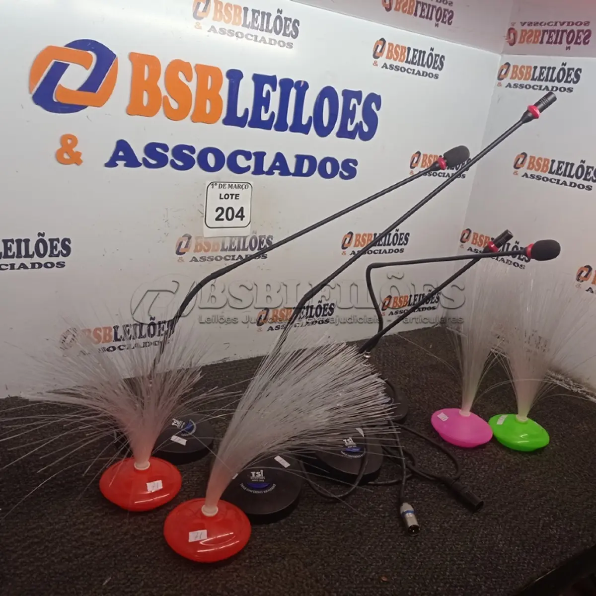 LOTE 204 - 04 MICROFONES COM BASE TSI. (NO ESTADO) ATENÇÃO! FAZER A VISITAÇÃO ANTES DE ARREMATAR, NÃO SABEMOS SE FUNCIONA. LEILÃO NÃO TEM GARANTIA E NEM DEVOLUÇÃO, SUJEITO A POSSÍVEIS AVARIAS VISÍVEIS/OCULTAS E/OU AUSÊNCIA DE COMPONENTES.