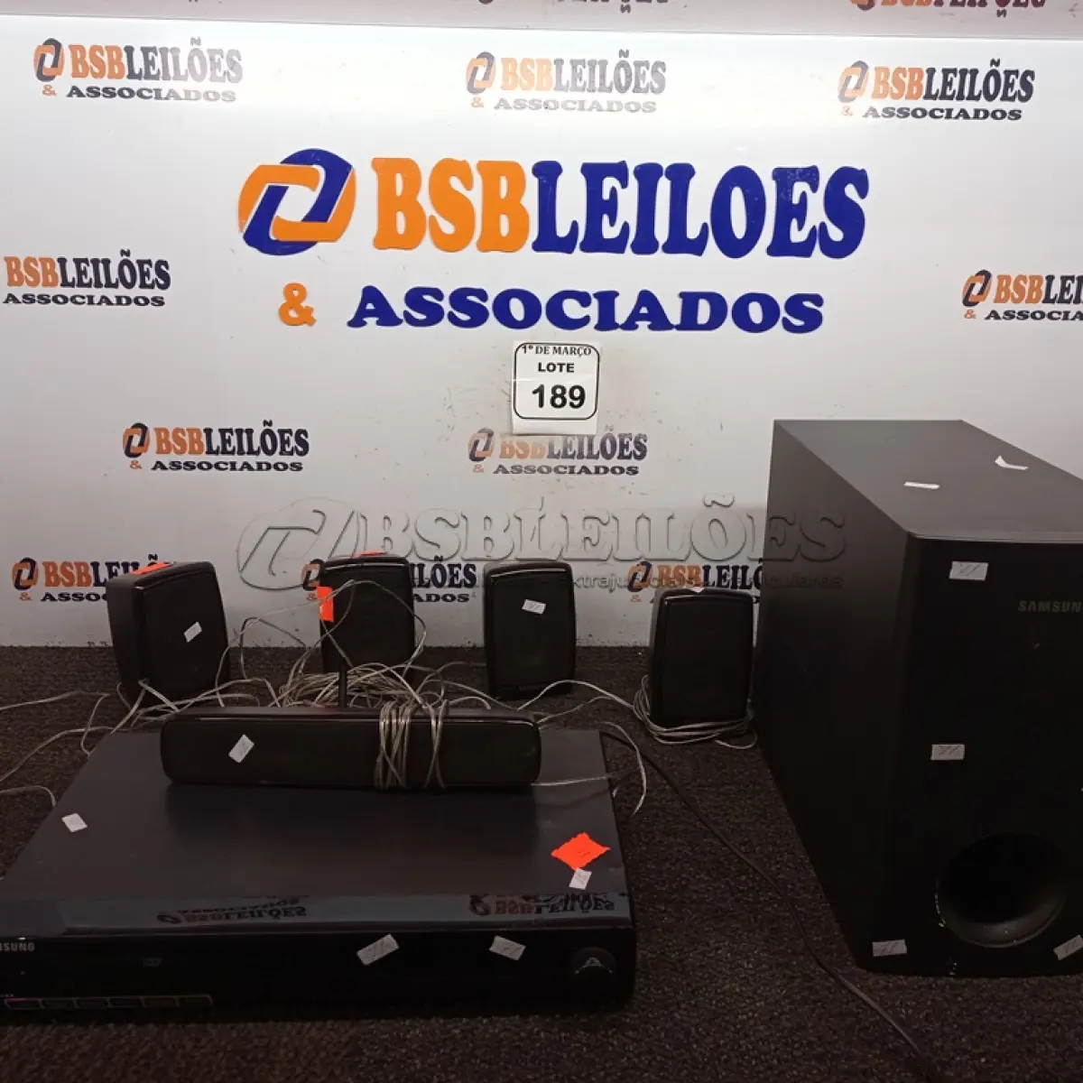 LOTE 189 - 01 HOME THEATER SAMSUNG COM CAIXAS. (NO ESTADO) ATENÇÃO! FAZER A VISITAÇÃO ANTES DE ARREMATAR, NÃO SABEMOS SE FUNCIONA. LEILÃO NÃO TEM GARANTIA E NEM DEVOLUÇÃO, SUJEITO A POSSÍVEIS AVARIAS VISÍVEIS/OCULTAS E/OU AUSÊNCIA DE COMPONENTES.