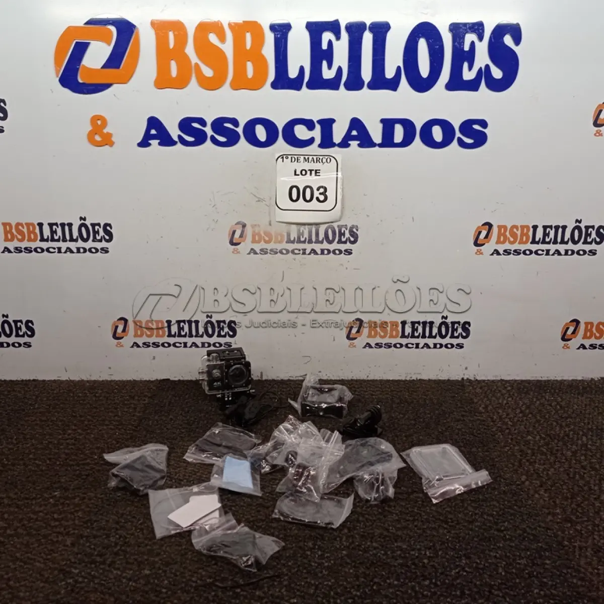 LOTE 003 - 01 CÂMERA ULTRA HD DV 4K WIFI COM ACESSÓRIOS. (NO ESTADO) ATENÇÃO! FAZER A VISITAÇÃO ANTES DE ARREMATAR, NÃO SABEMOS SE FUNCIONA. LEILÃO NÃO TEM GARANTIA E NEM DEVOLUÇÃO, SUJEITO A POSSÍVEIS AVARIAS VISÍVEIS/OCULTAS E/OU AUSÊNCIA DE COMPONENTES.