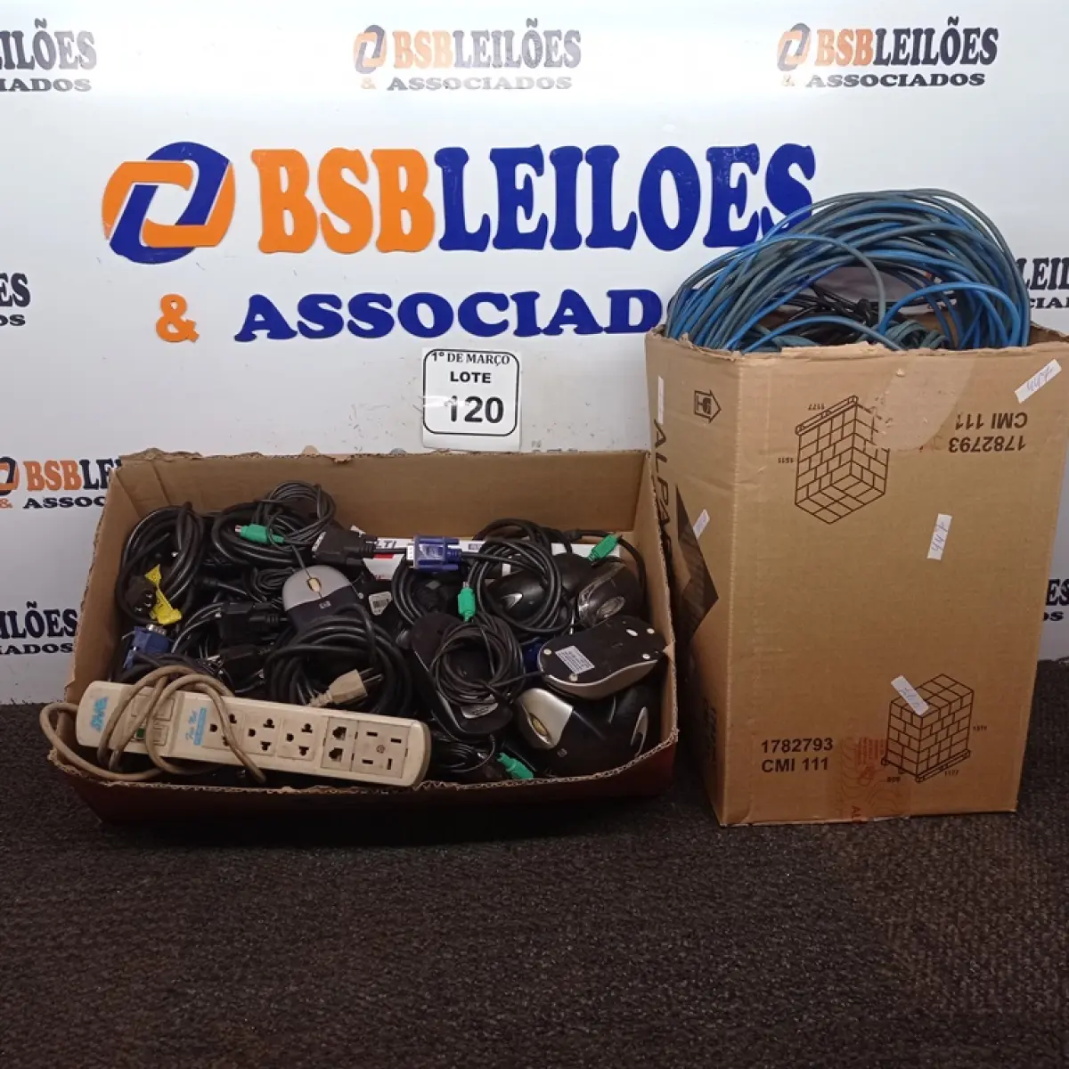 01 LOTE COM VÁRIOS CABOS DE REDES, VGA, ENERGIA E MOUSES.  (NO ESTADO) ATENÇÃO! FAZER A VISITAÇÃO ANTES DE ARREMATAR, NÃO SABEMOS SE FUNCIONA. LEILÃO NÃO TEM GARANTIA E NEM DEVOLUÇÃO, SUJEITO A POSSÍVEIS AVARIAS VISÍVEIS/OCULTAS E/OU AUSÊNCIA DE COMPONENTES.