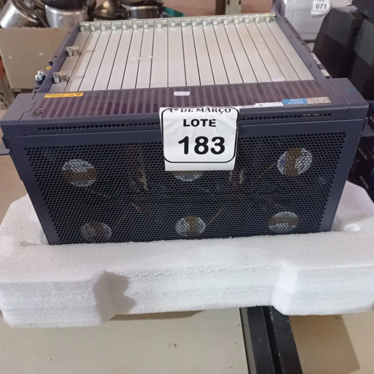 LOTE 183 - 01 OLT 2TEC600 TITAN. (NO ESTADO) ATENÇÃO! FAZER A VISITAÇÃO ANTES DE ARREMATAR, NÃO SABEMOS SE FUNCIONA. LEILÃO NÃO TEM GARANTIA E NEM DEVOLUÇÃO, SUJEITO A POSSÍVEIS AVARIAS VISÍVEIS/OCULTAS E/OU AUSÊNCIA DE COMPONENTES.