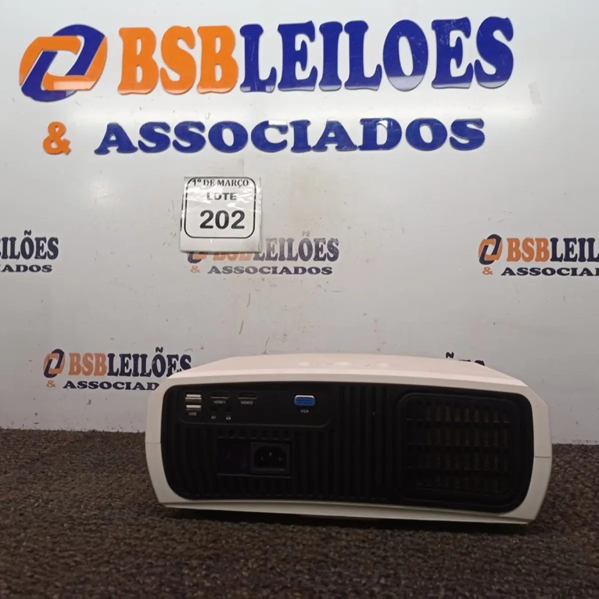 01 PROJETOR BLITZWOIF LED MODELO BW-VP6 1080P. (NO ESTADO) ATENÇÃO! FAZER A VISITAÇÃO ANTES DE ARREMATAR, NÃO SABEMOS SE FUNCIONA. LEILÃO NÃO TEM GARANTIA E NEM DEVOLUÇÃO, SUJEITO A POSSÍVEIS AVARIAS VISÍVEIS/OCULTAS E/OU AUSÊNCIA DE COMPONENTES.