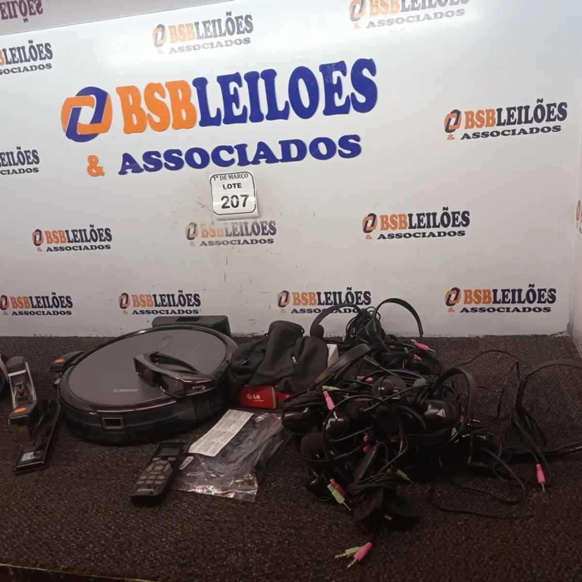 01 LOTE COM FONES DE OUVIDO E ÓCULOS 3D. (NO ESTADO) ATENÇÃO! FAZER A VISITAÇÃO ANTES DE ARREMATAR, NÃO SABEMOS SE FUNCIONA. LEILÃO NÃO TEM GARANTIA E NEM DEVOLUÇÃO, SUJEITO A POSSÍVEIS AVARIAS VISÍVEIS/OCULTAS E/OU AUSÊNCIA DE COMPONENTES.