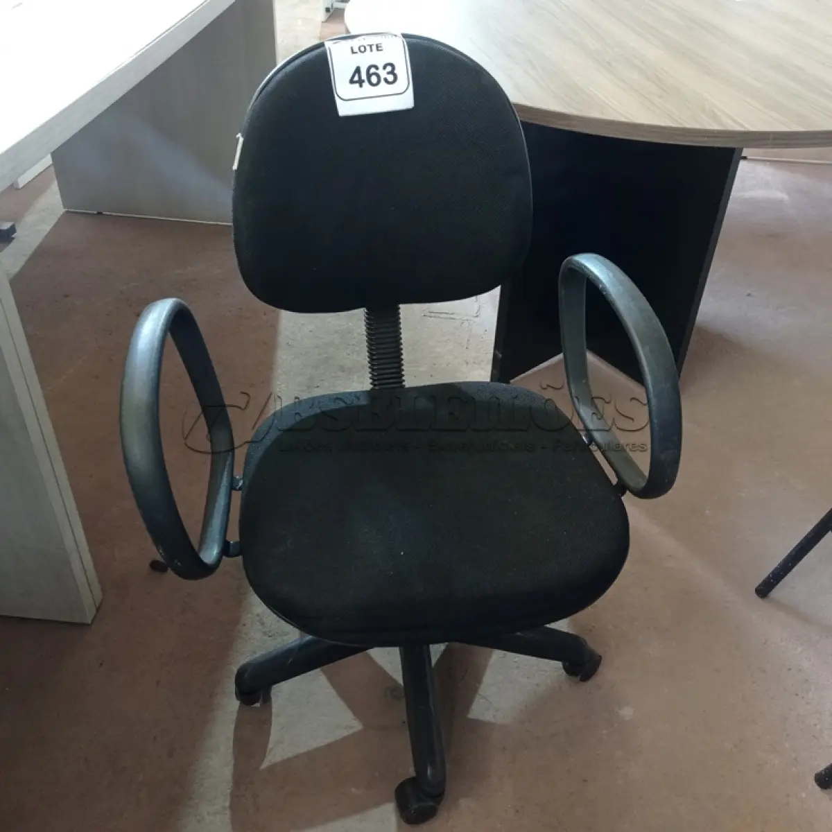 LOTE 463 - 01 CADEIRA GIRATÓRIA PARA ESCRITÓRIO. (NO ESTADO) ATENÇÃO! FAZER A VISITAÇÃO ANTES DE ARREMATAR, NÃO SABEMOS SE FUNCIONA. LEILÃO NÃO TEM GARANTIA E NEM DEVOLUÇÃO, SUJEITO A POSSÍVEIS AVARIAS VISÍVEIS/OCULTAS E/OU AUSÊNCIA DE COMPONENTES.