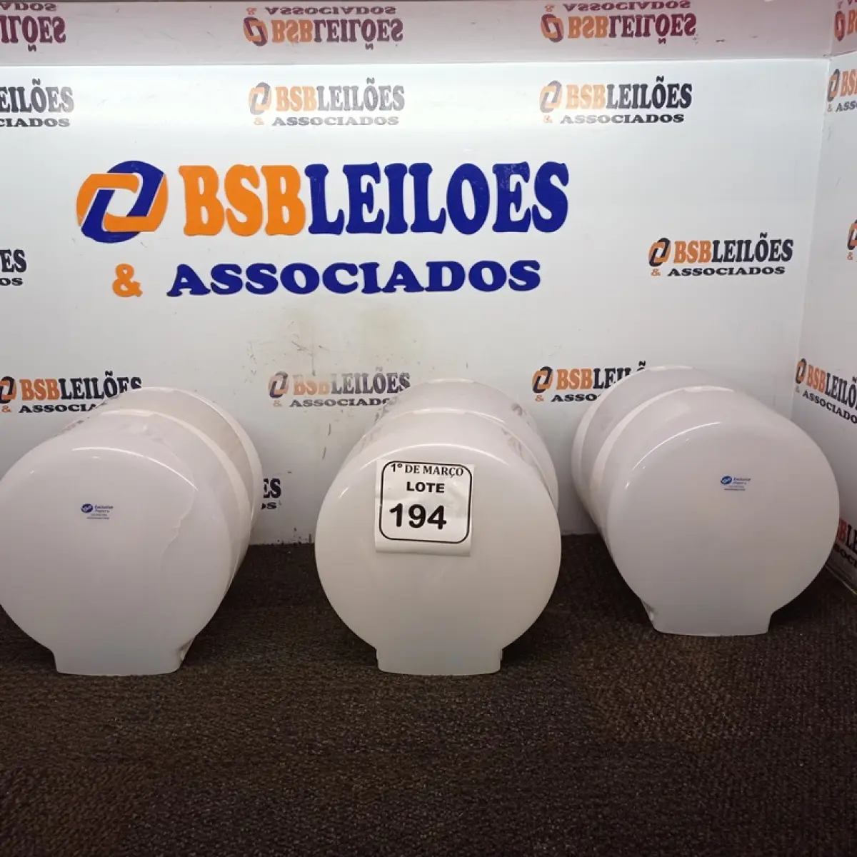 06 DISPENSES DE PAPEL. (NO ESTADO) ATENÇÃO! FAZER A VISITAÇÃO ANTES DE ARREMATAR, NÃO SABEMOS SE FUNCIONA. LEILÃO NÃO TEM GARANTIA E NEM DEVOLUÇÃO, SUJEITO A POSSÍVEIS AVARIAS VISÍVEIS/OCULTAS E/OU AUSÊNCIA DE COMPONENTES.