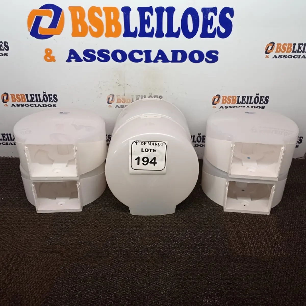 06 DISPENSES DE PAPEL. (NO ESTADO) ATENÇÃO! FAZER A VISITAÇÃO ANTES DE ARREMATAR, NÃO SABEMOS SE FUNCIONA. LEILÃO NÃO TEM GARANTIA E NEM DEVOLUÇÃO, SUJEITO A POSSÍVEIS AVARIAS VISÍVEIS/OCULTAS E/OU AUSÊNCIA DE COMPONENTES.